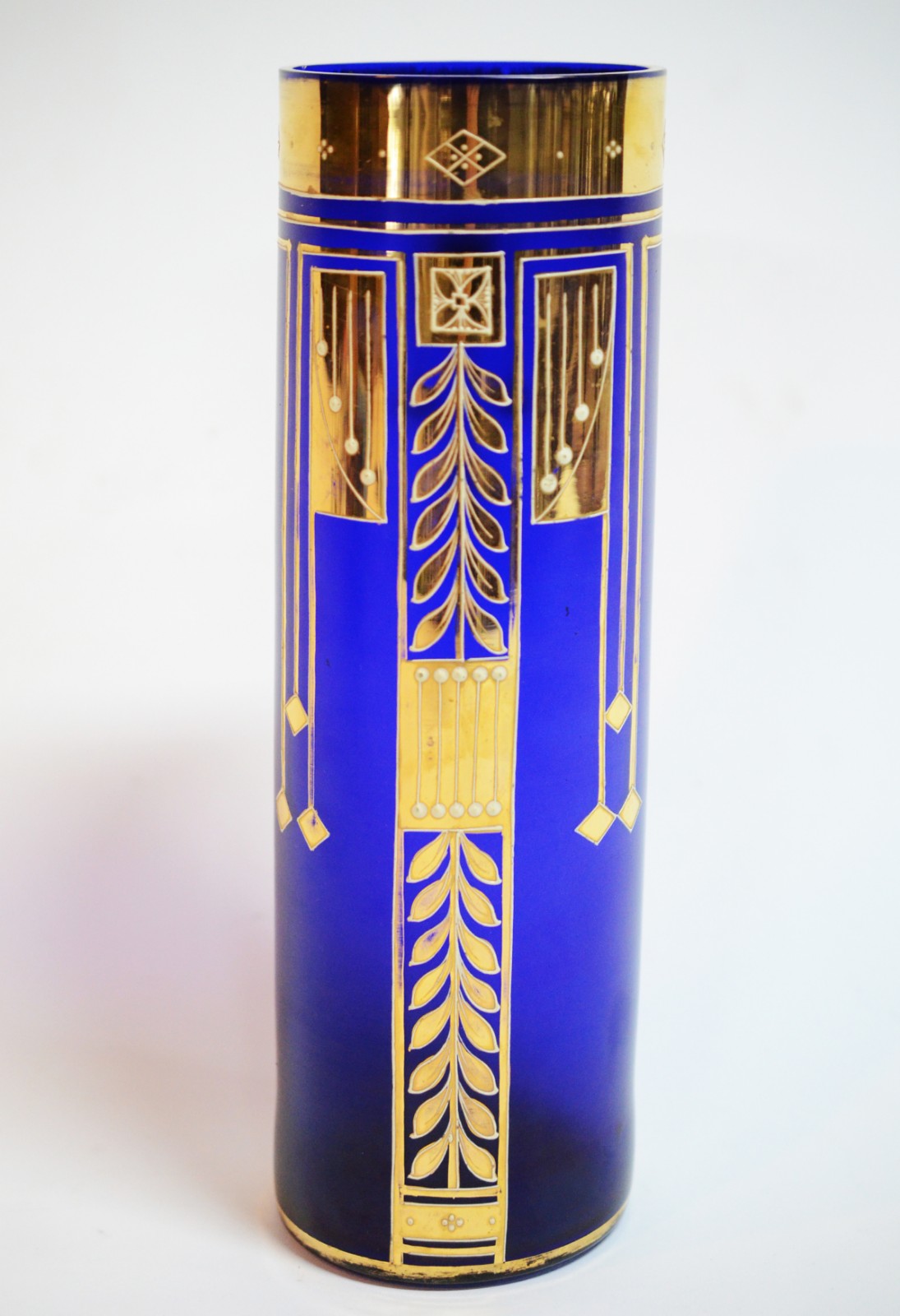 Vaso de vidro azul com detalhes em dourados. - foto 1 de 6