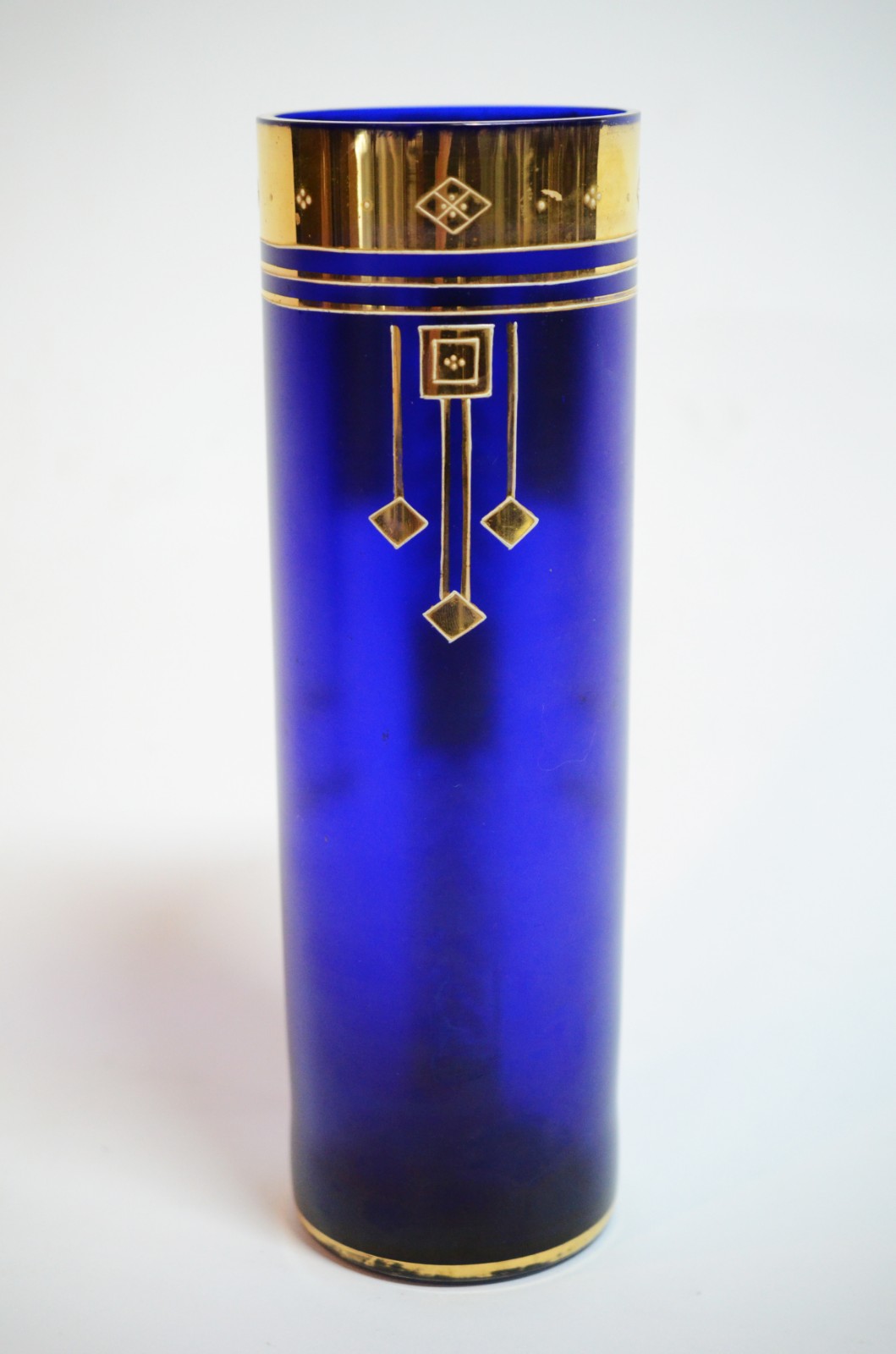 Vaso de vidro azul com detalhes em dourados. - foto 3 de 6