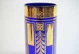 Vaso de vidro azul com detalhes em dourados. - Vaso de vidro azul com detalhes em dourados.