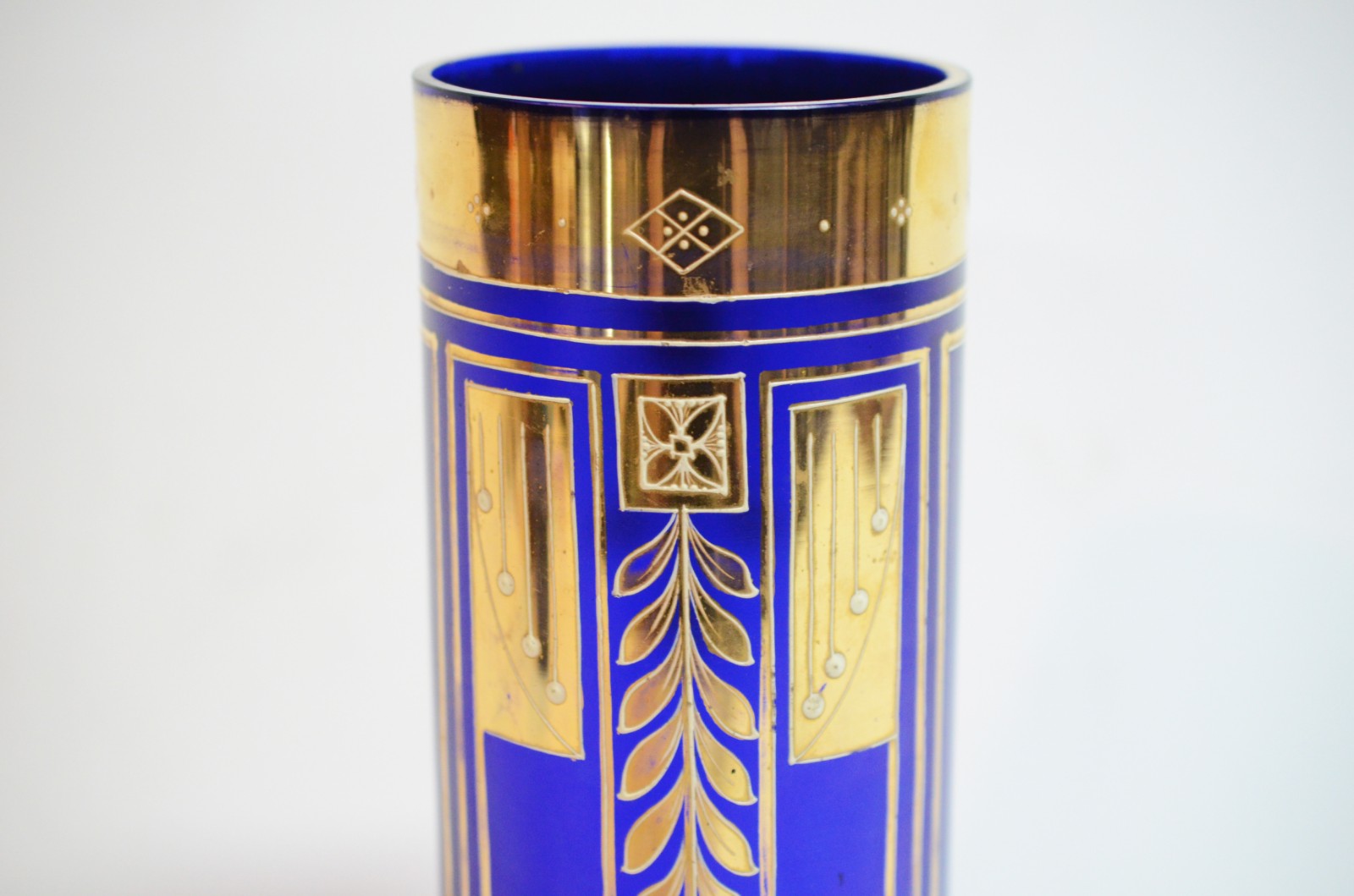 Vaso de vidro azul com detalhes em dourados. - foto 5 de 6
