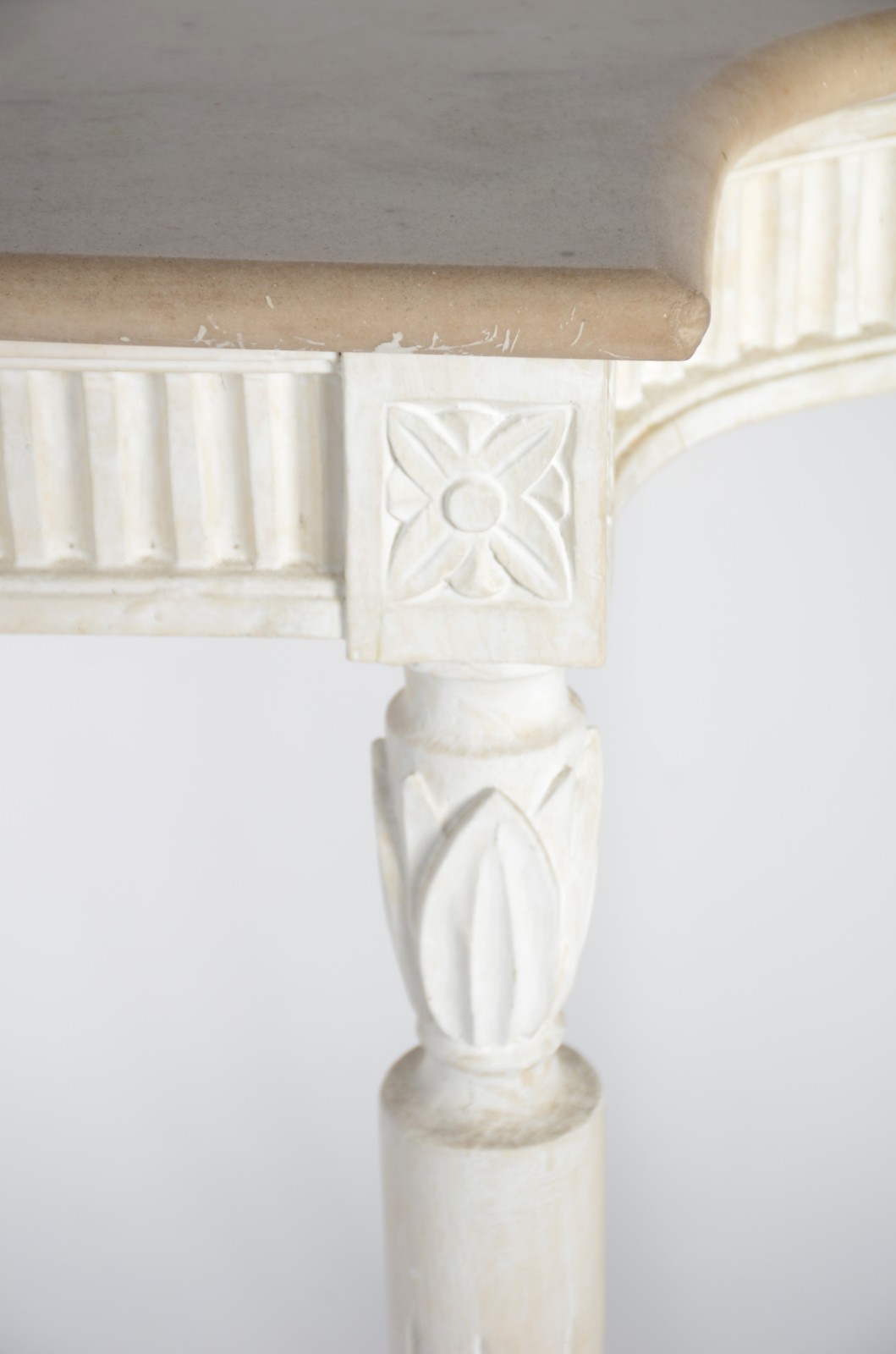 Console de madeira nobre patinado de branco, tampo de mármore... - foto 3 de 6