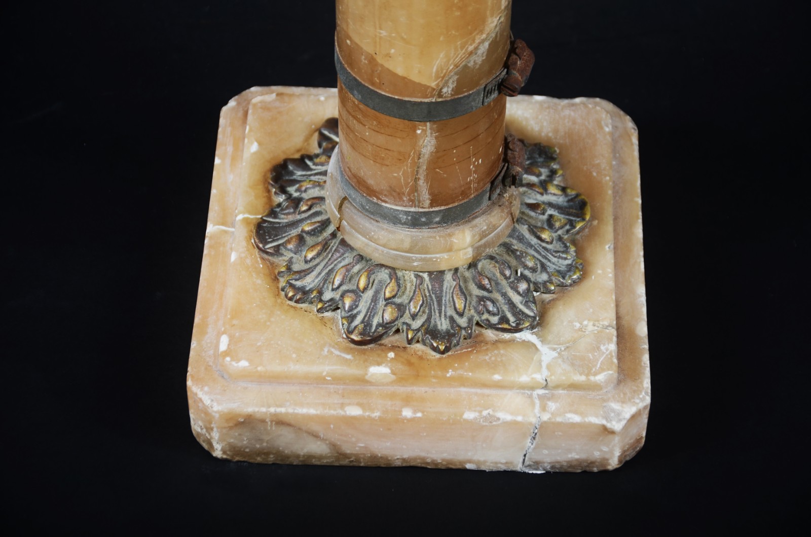 Coluna de alabastro com detalhes de metal (Base colada e com reforço... - foto 4 de 6