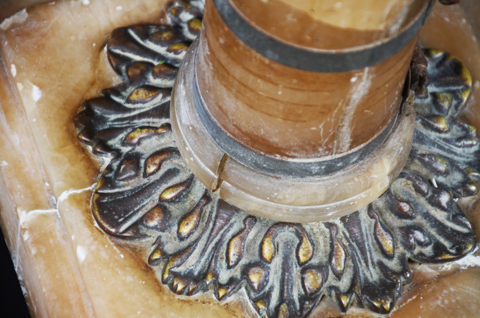 Coluna de alabastro com detalhes de metal (Base colada e com reforço... - foto 5 de 6