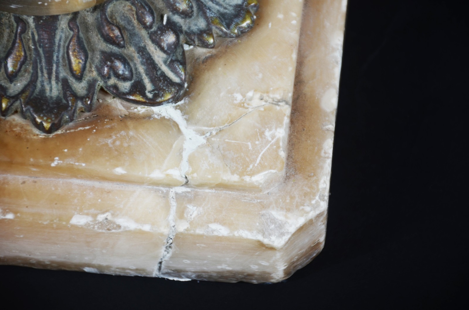 Coluna de alabastro com detalhes de metal (Base colada e com reforço... - foto 6 de 6