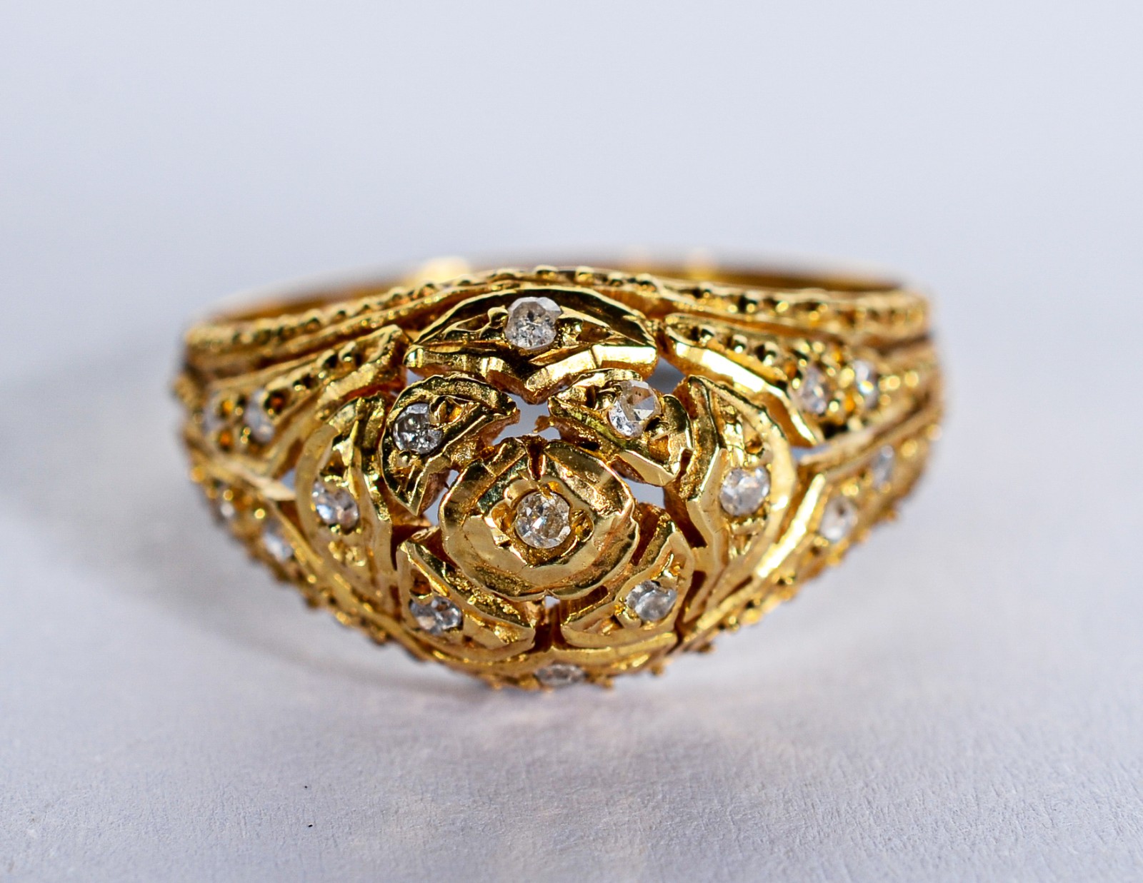Anel de ouro com mini brilhantes, aro16. (Por motivos de segurança a... - foto 1 de 5