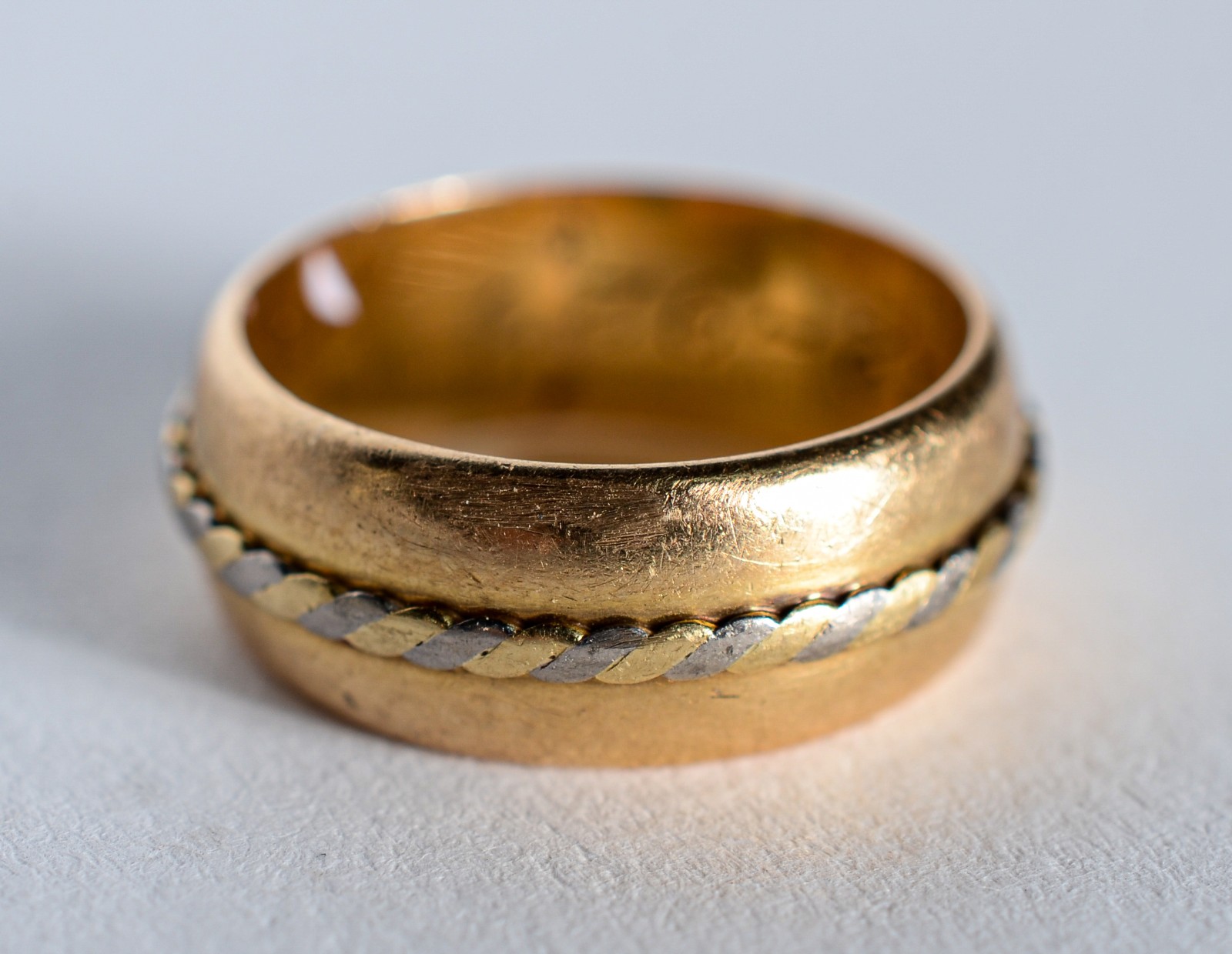Anel de ouro 18k., detalhe trançado, aro 11. (Por motivos de... - foto 1 de 5