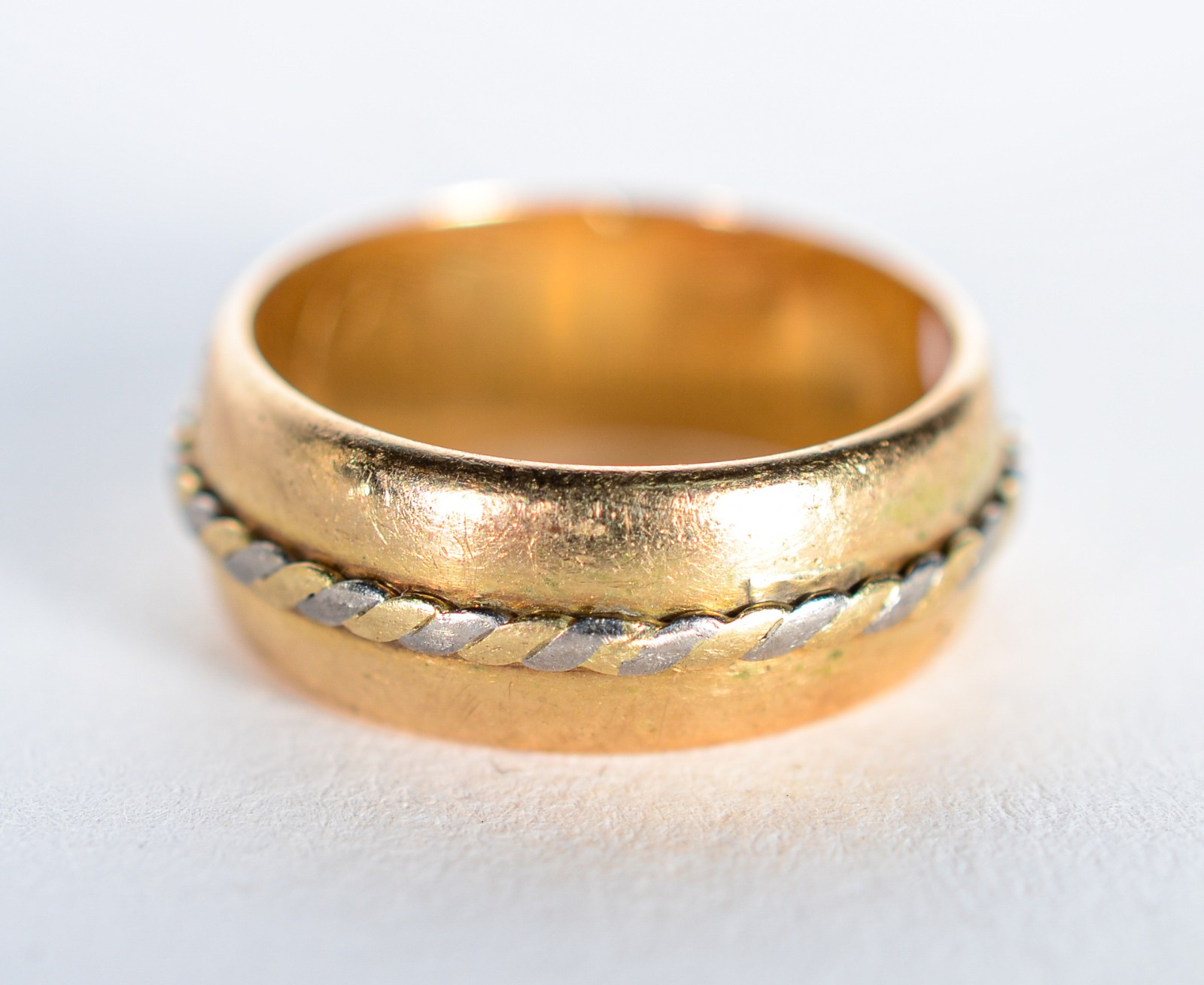 Anel de ouro 18k., detalhe trançado, aro 11. (Por motivos de... - foto 2 de 5