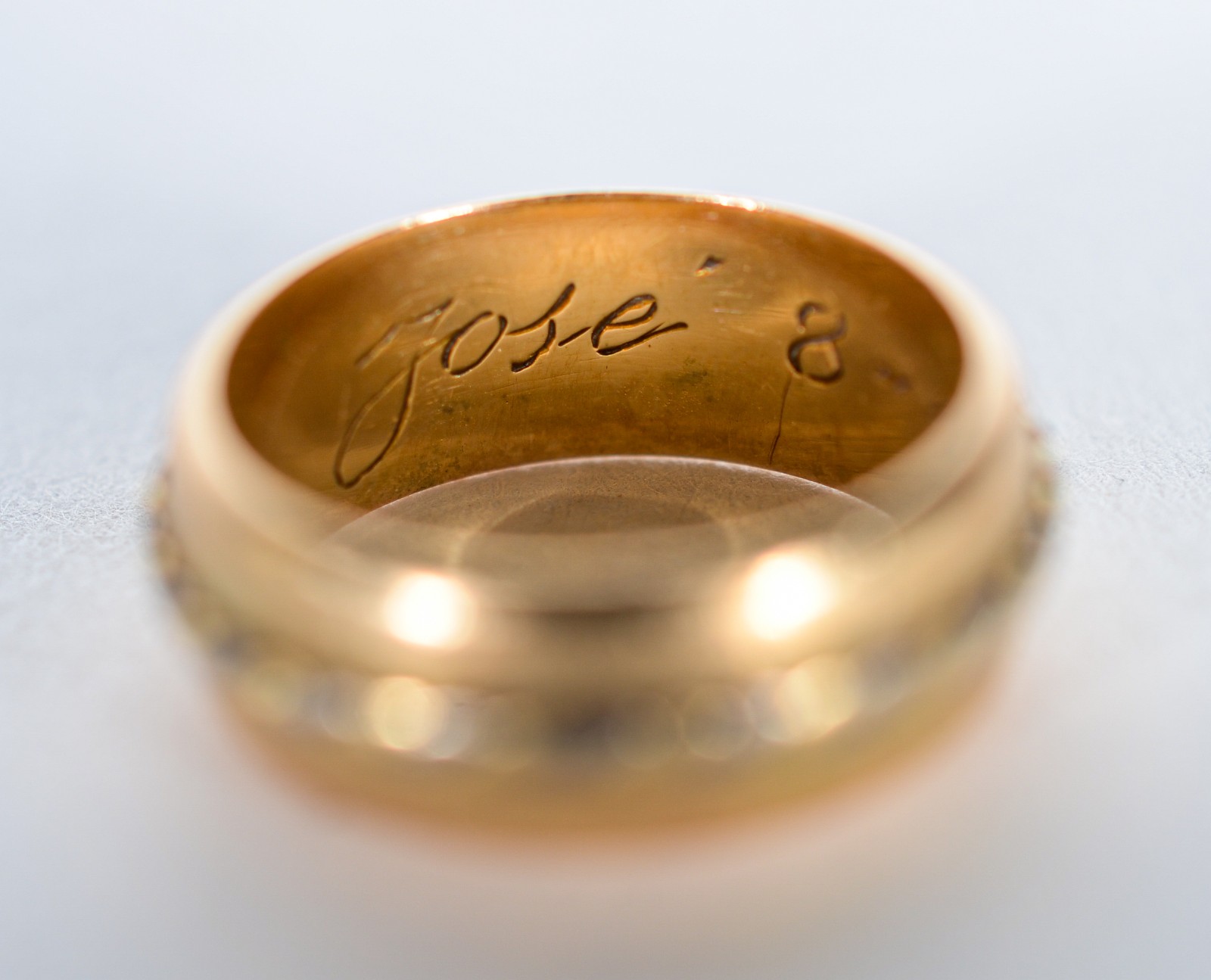 Anel de ouro 18k., detalhe trançado, aro 11. (Por motivos de... - foto 3 de 5