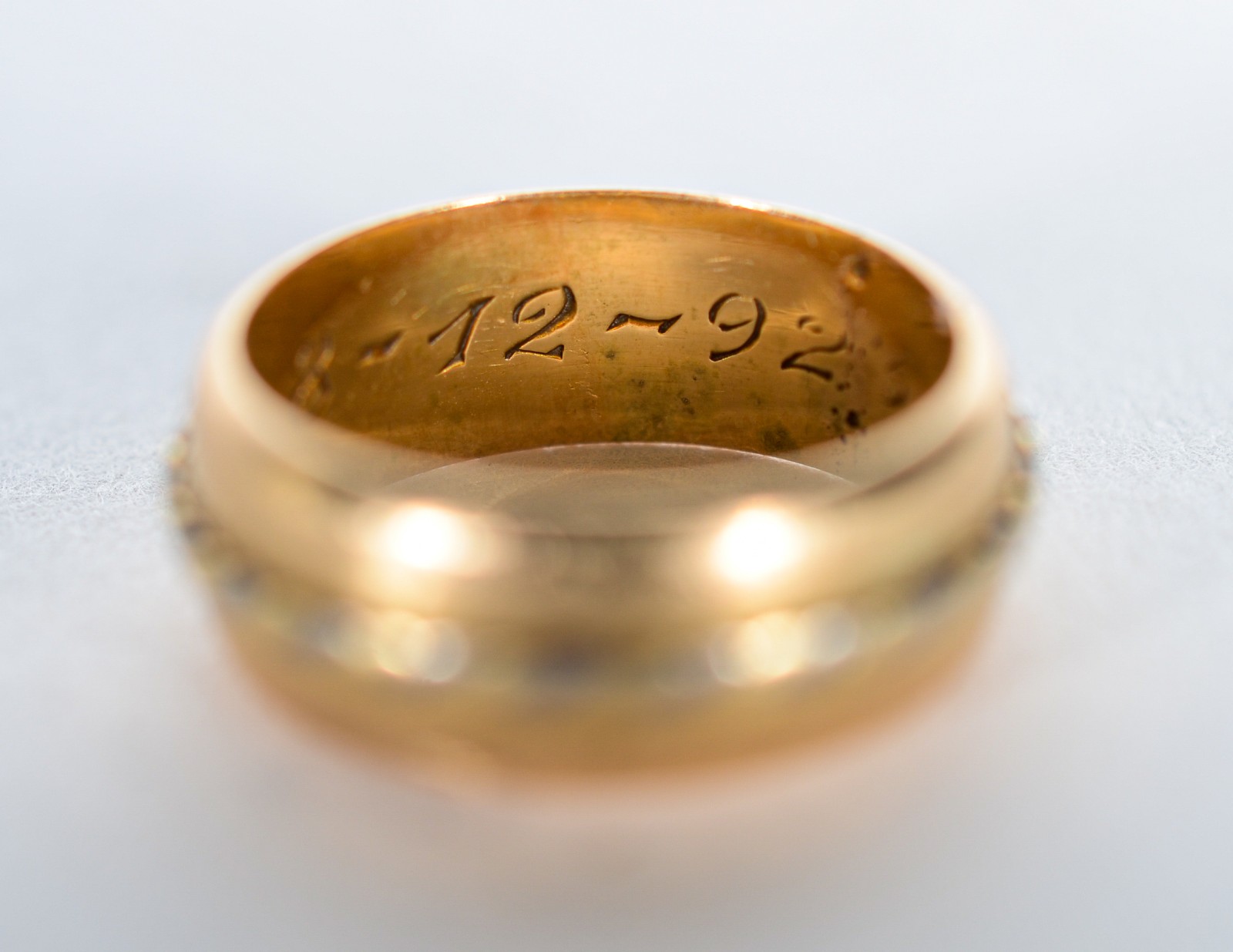 Anel de ouro 18k., detalhe trançado, aro 11. (Por motivos de... - foto 4 de 5
