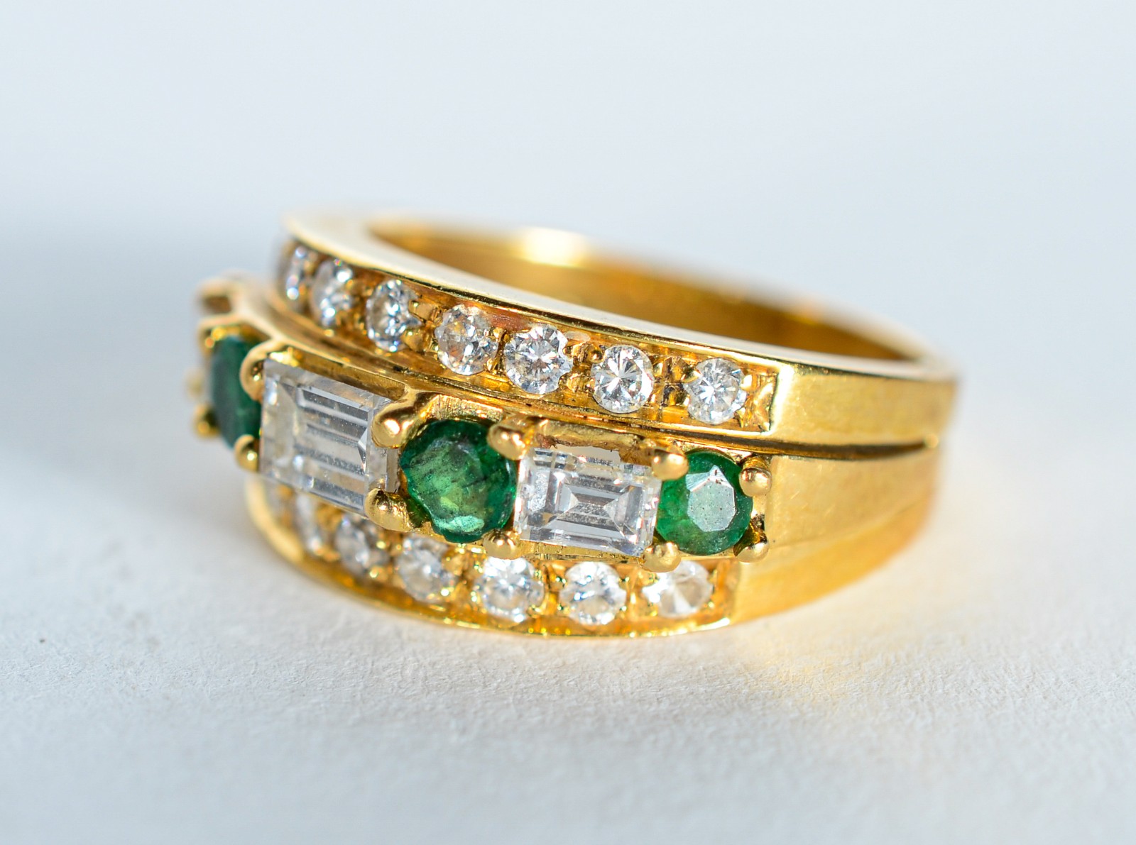 Anel de ouro 18 k., com esmeraldas e brilhantes, aro 14. (Por motivos... - foto 2 de 7