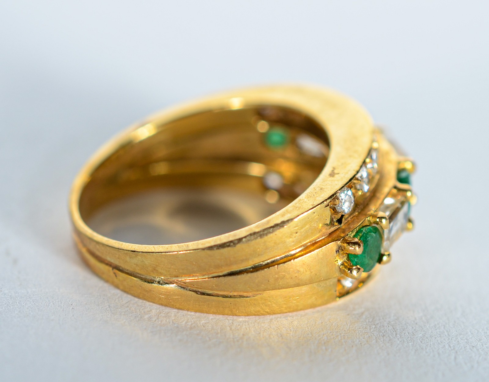 Anel de ouro 18 k., com esmeraldas e brilhantes, aro 14. (Por motivos... - foto 3 de 7