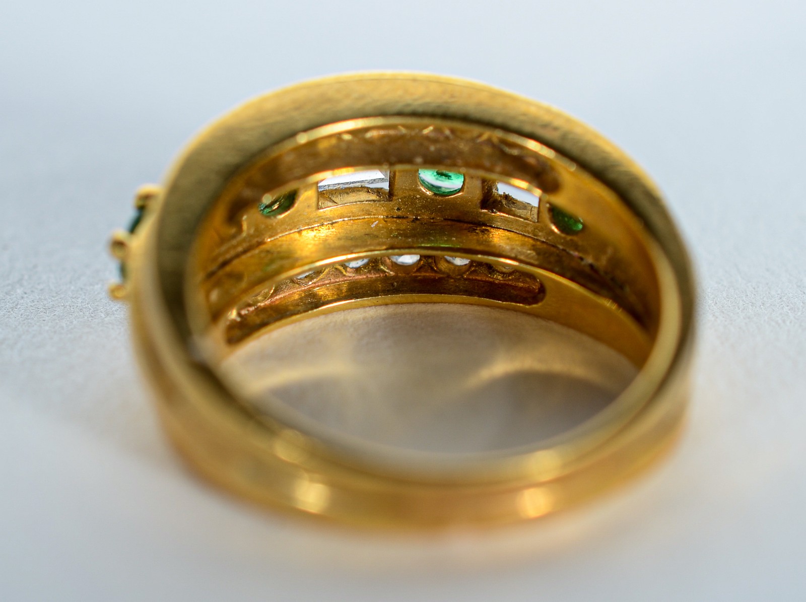 Anel de ouro 18 k., com esmeraldas e brilhantes, aro 14. (Por motivos... - foto 5 de 7