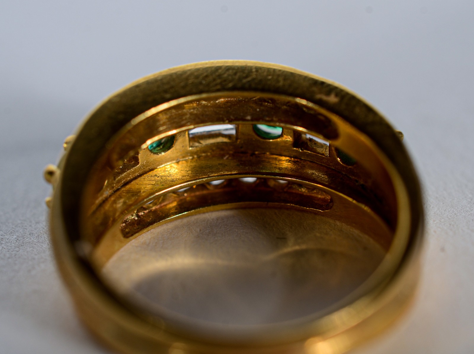 Anel de ouro 18 k., com esmeraldas e brilhantes, aro 14. (Por motivos... - foto 6 de 7