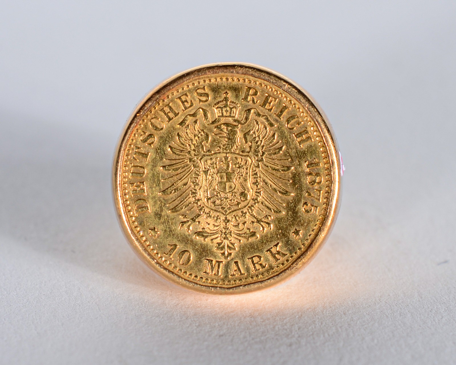 Anel de ouro 18 k., com moeda alemã no valor de 10 mark, ano 1875... - foto 1 de 5
