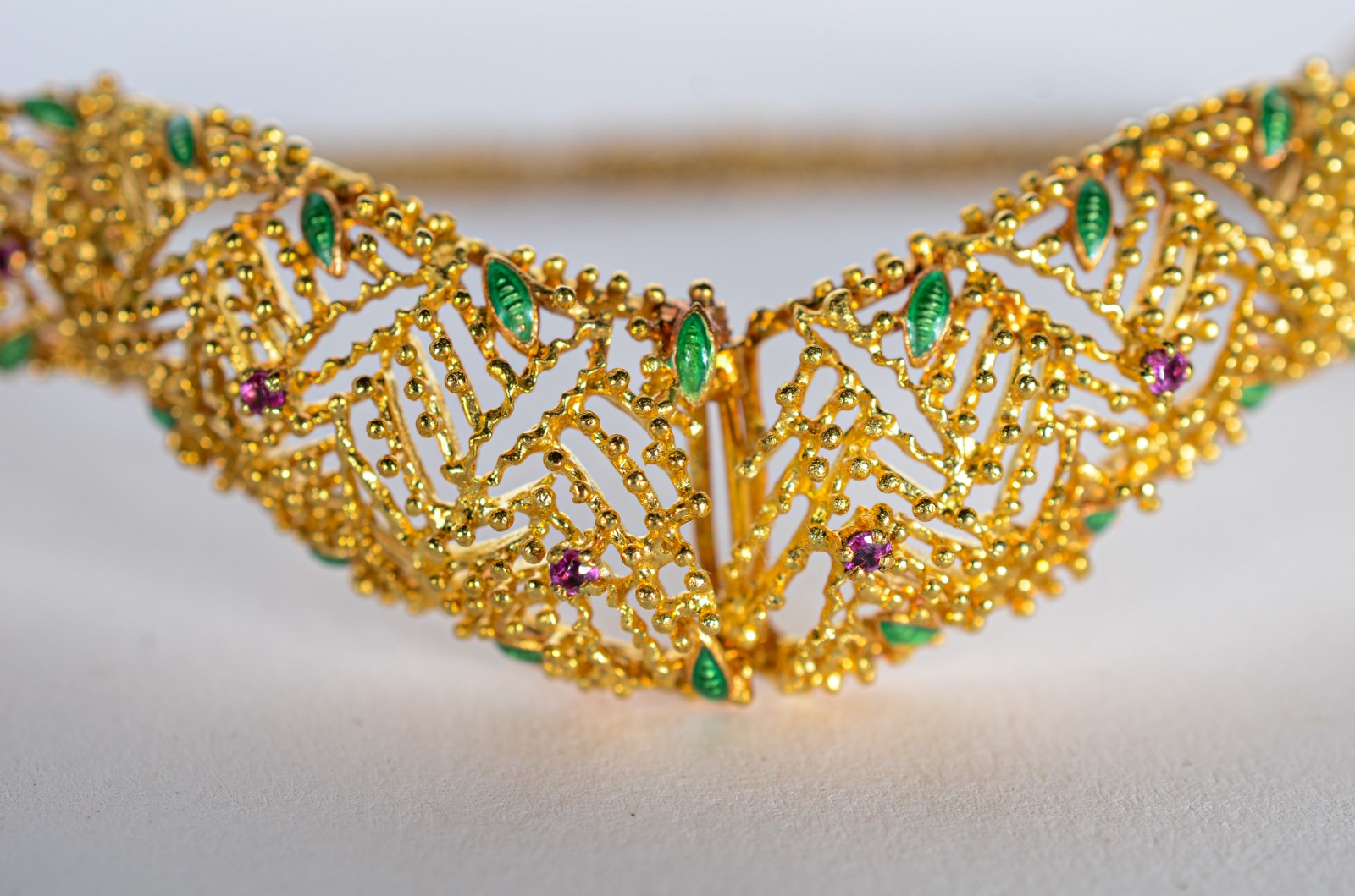 Pulseira de ouro 18 k., pedras na cor lilás. (Por motivos de... - foto 4 de 10