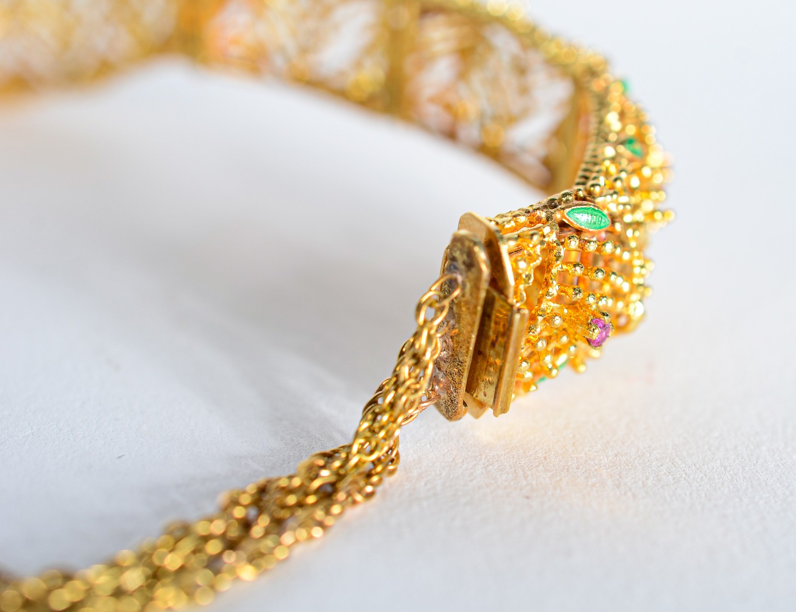 Pulseira de ouro 18 k., pedras na cor lilás. (Por motivos de... - foto 5 de 10