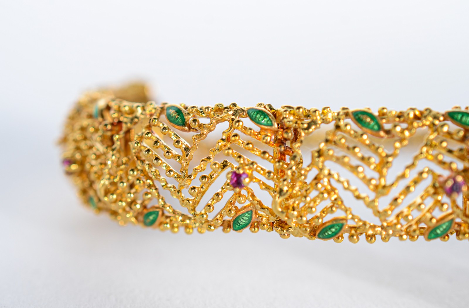 Pulseira de ouro 18 k., pedras na cor lilás. (Por motivos de... - foto 6 de 10