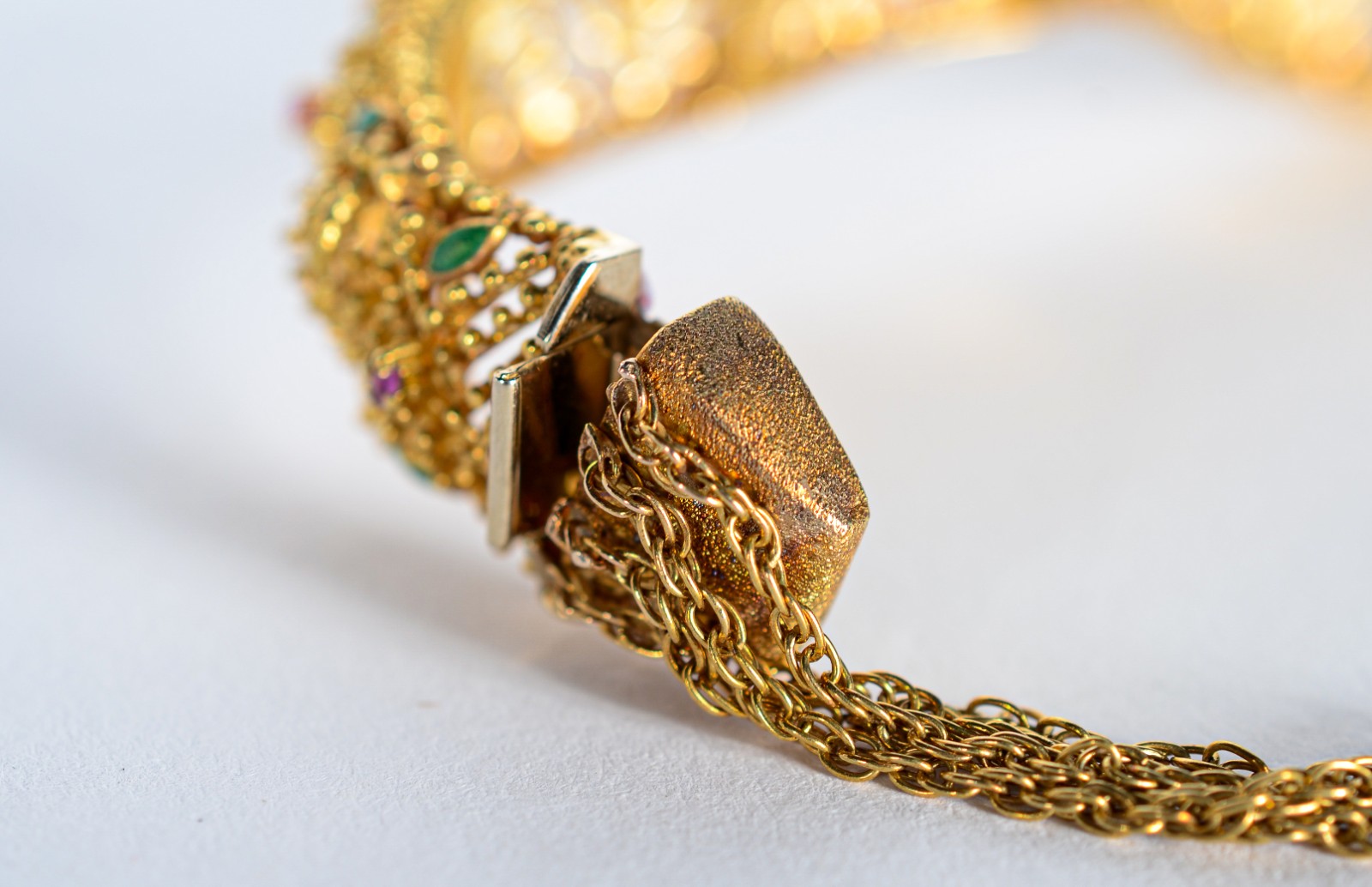 Pulseira de ouro 18 k., pedras na cor lilás. (Por motivos de... - foto 9 de 10