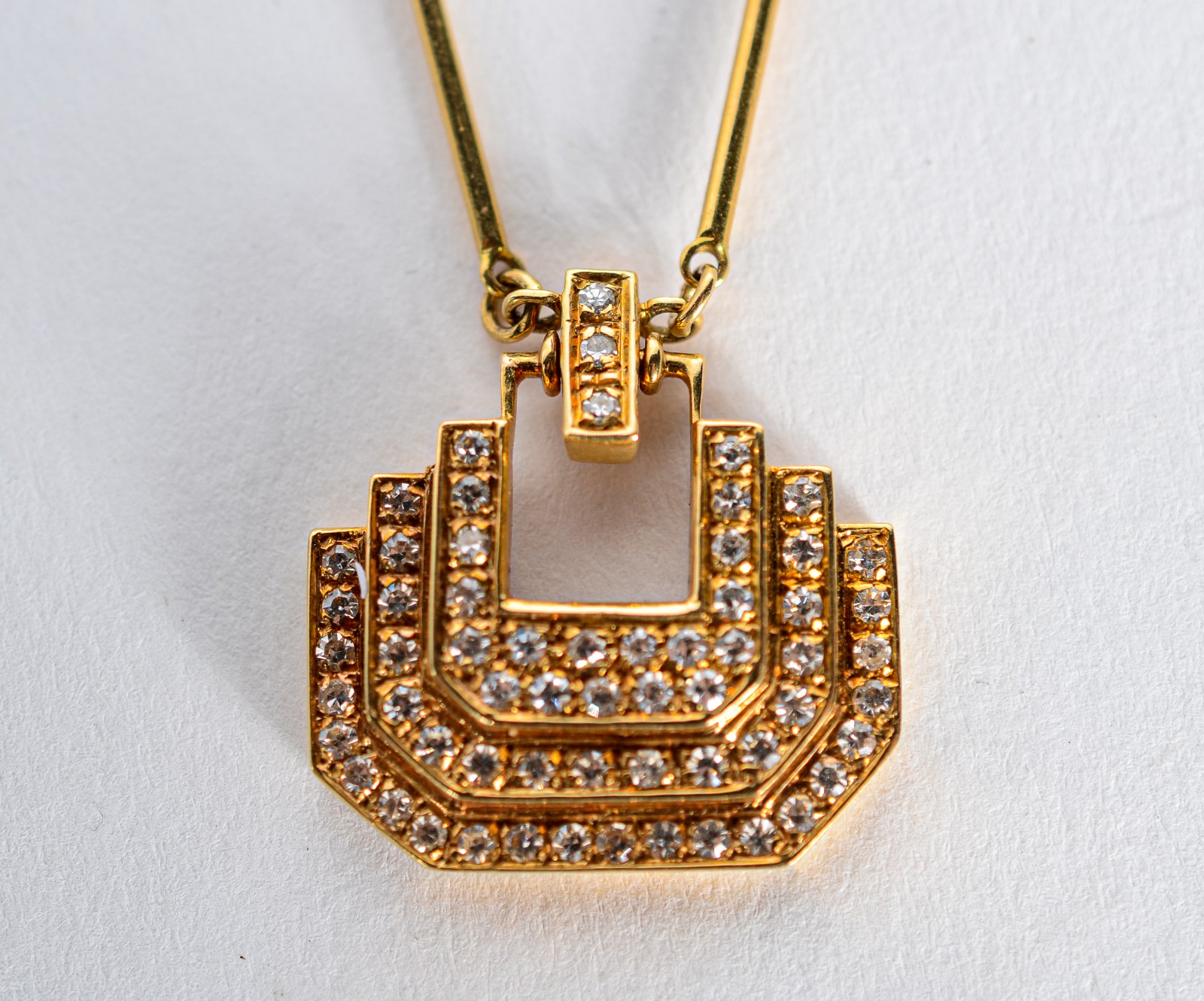 Colar de ouro 18 k., pendente com brilhantes. (Por motivos de... - foto 1 de 8