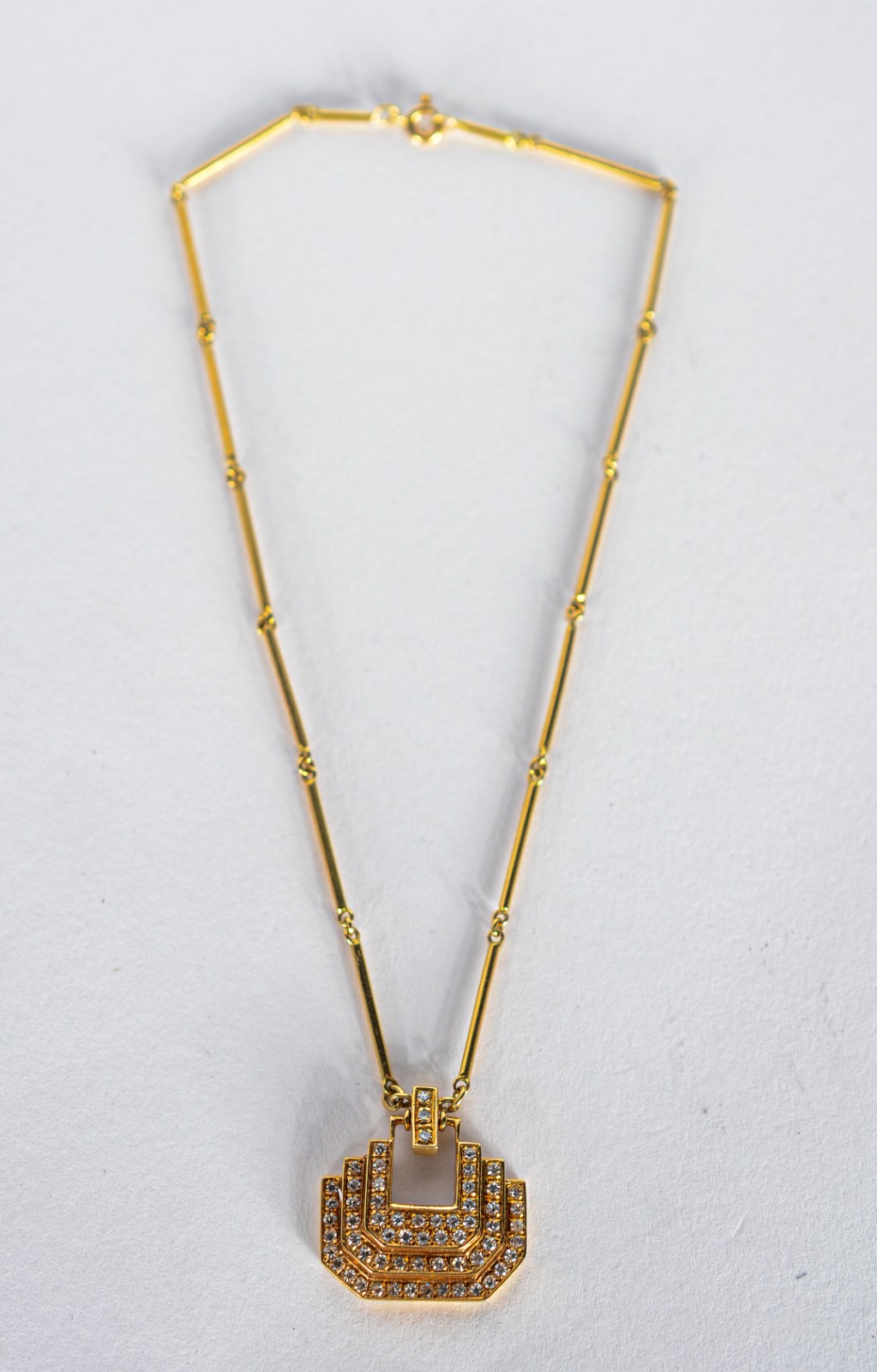 Colar de ouro 18 k., pendente com brilhantes. (Por motivos de... - foto 2 de 8