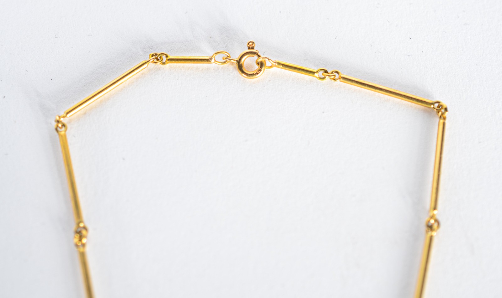 Colar de ouro 18 k., pendente com brilhantes. (Por motivos de... - foto 3 de 8