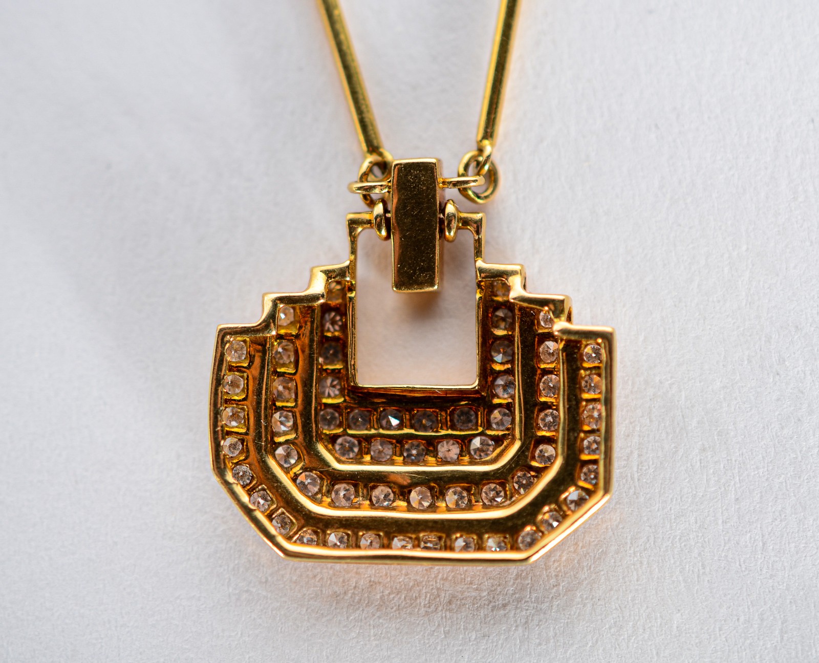 Colar de ouro 18 k., pendente com brilhantes. (Por motivos de... - foto 5 de 8