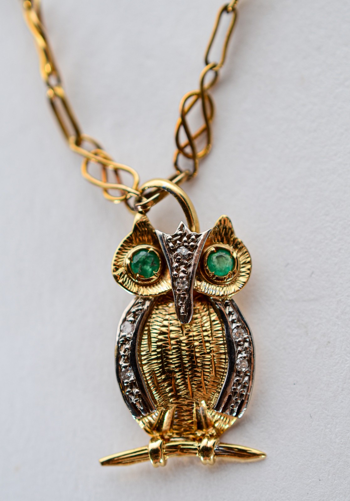 Colar de ouro 18 k., pendente feitio coruja com pedras verdes e... - foto 1 de 8