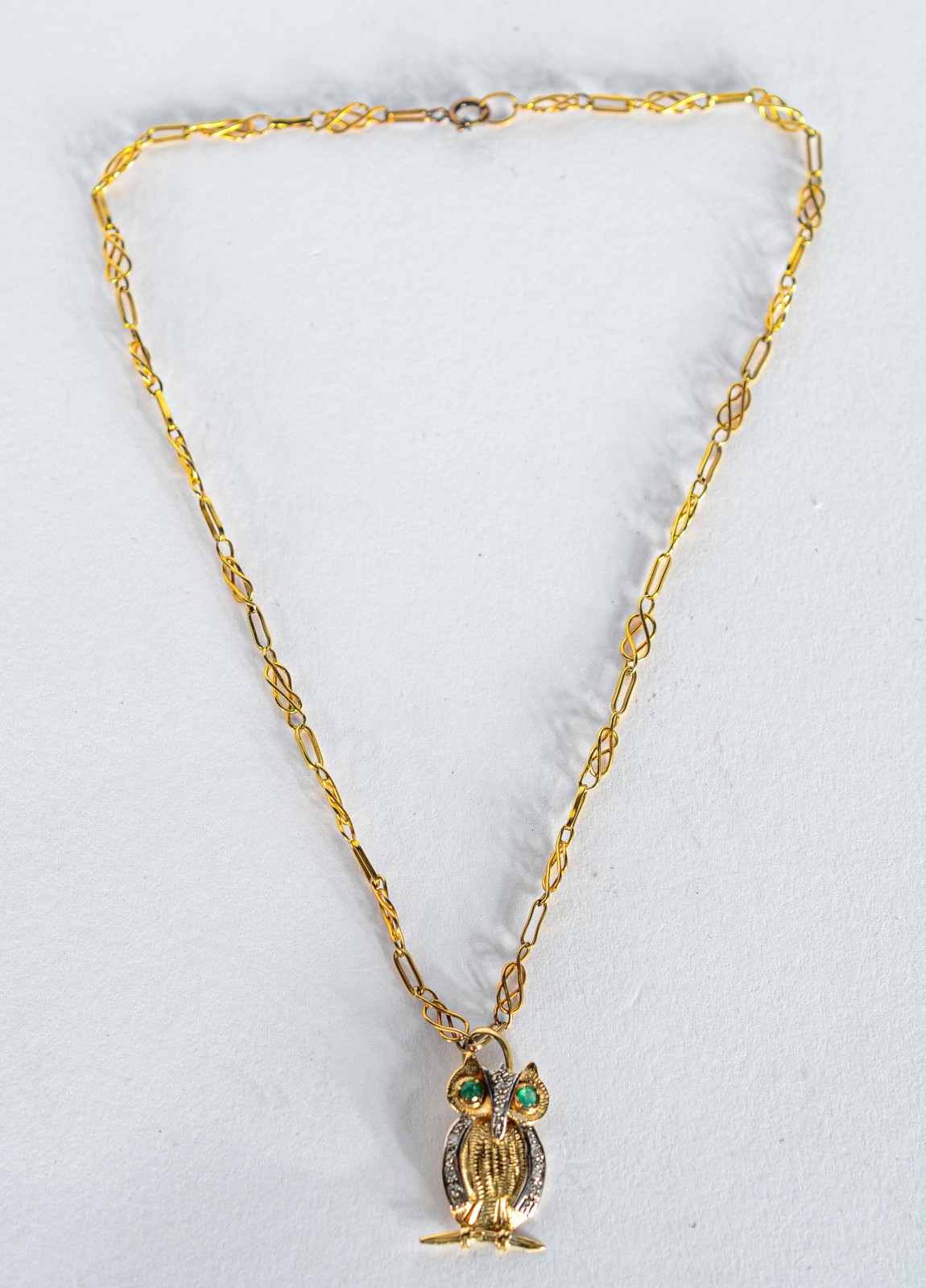 Colar de ouro 18 k., pendente feitio coruja com pedras verdes e... - foto 2 de 8