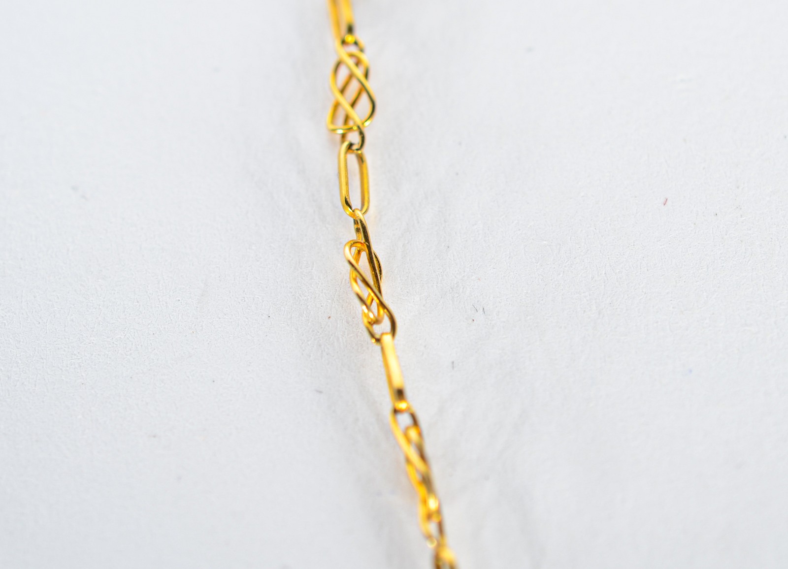 Colar de ouro 18 k., pendente feitio coruja com pedras verdes e... - foto 3 de 8