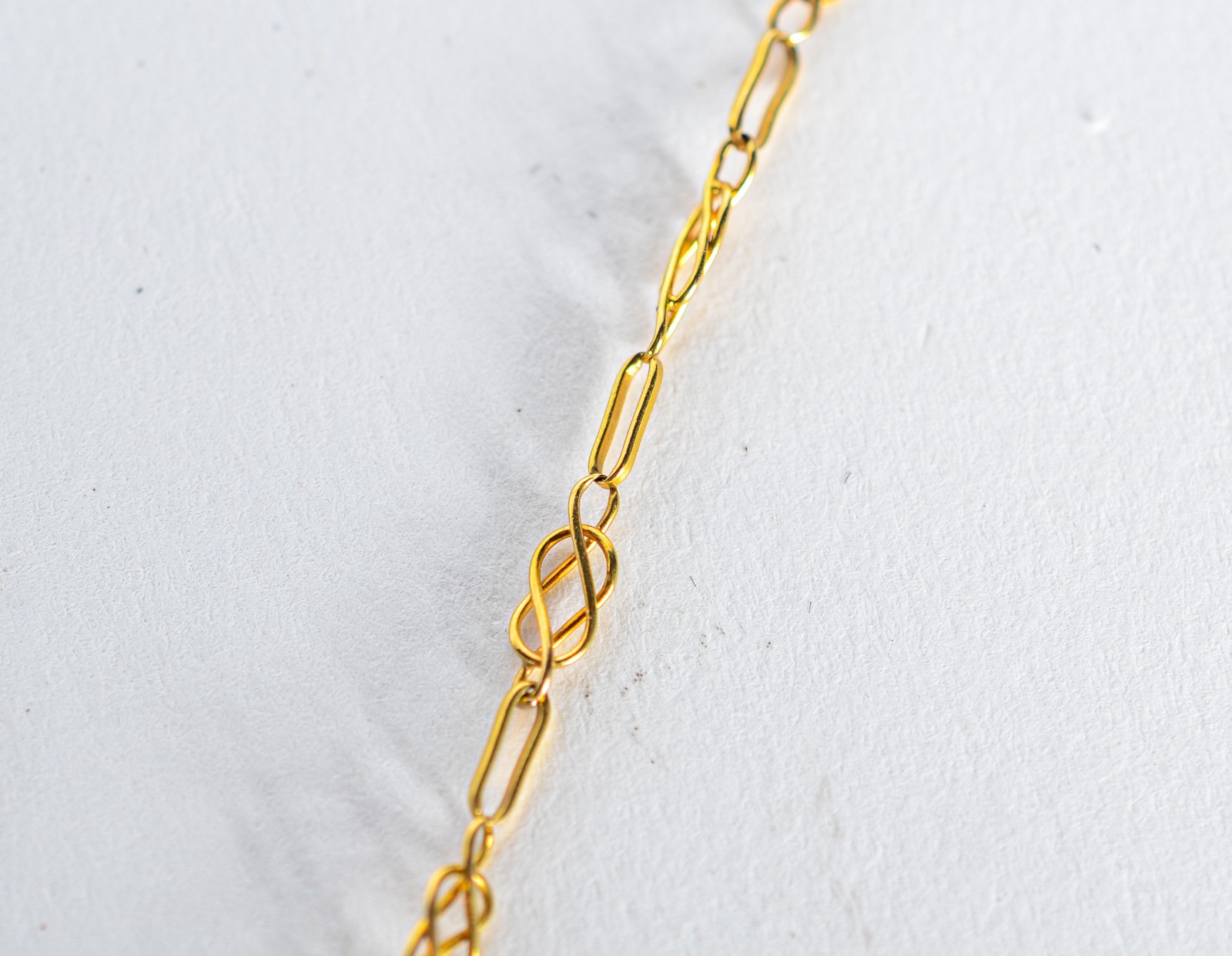 Colar de ouro 18 k., pendente feitio coruja com pedras verdes e... - foto 4 de 8
