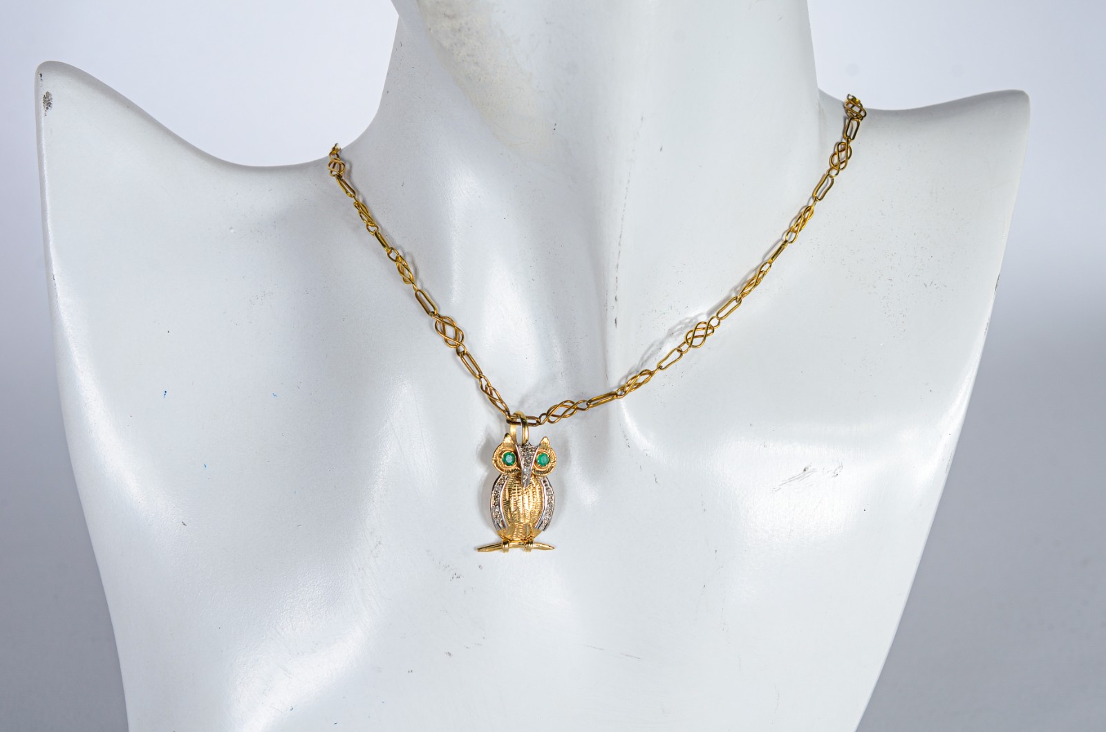 Colar de ouro 18 k., pendente feitio coruja com pedras verdes e... - foto 8 de 8
