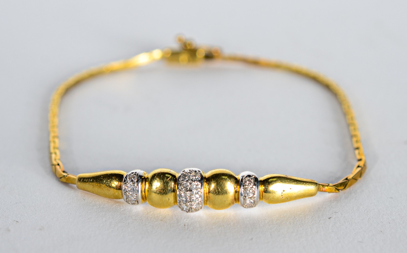 Pulseira de ouro 18k., com mini brilhantes. (Por motivos de segurança... - foto 1 de 4