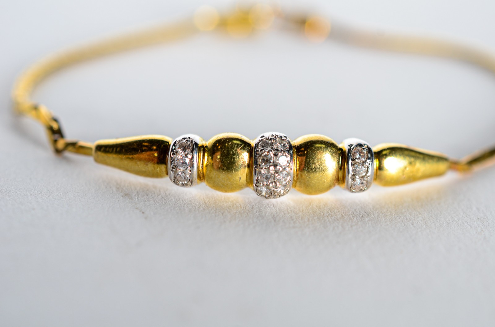 Pulseira de ouro 18k., com mini brilhantes. (Por motivos de segurança... - foto 2 de 4
