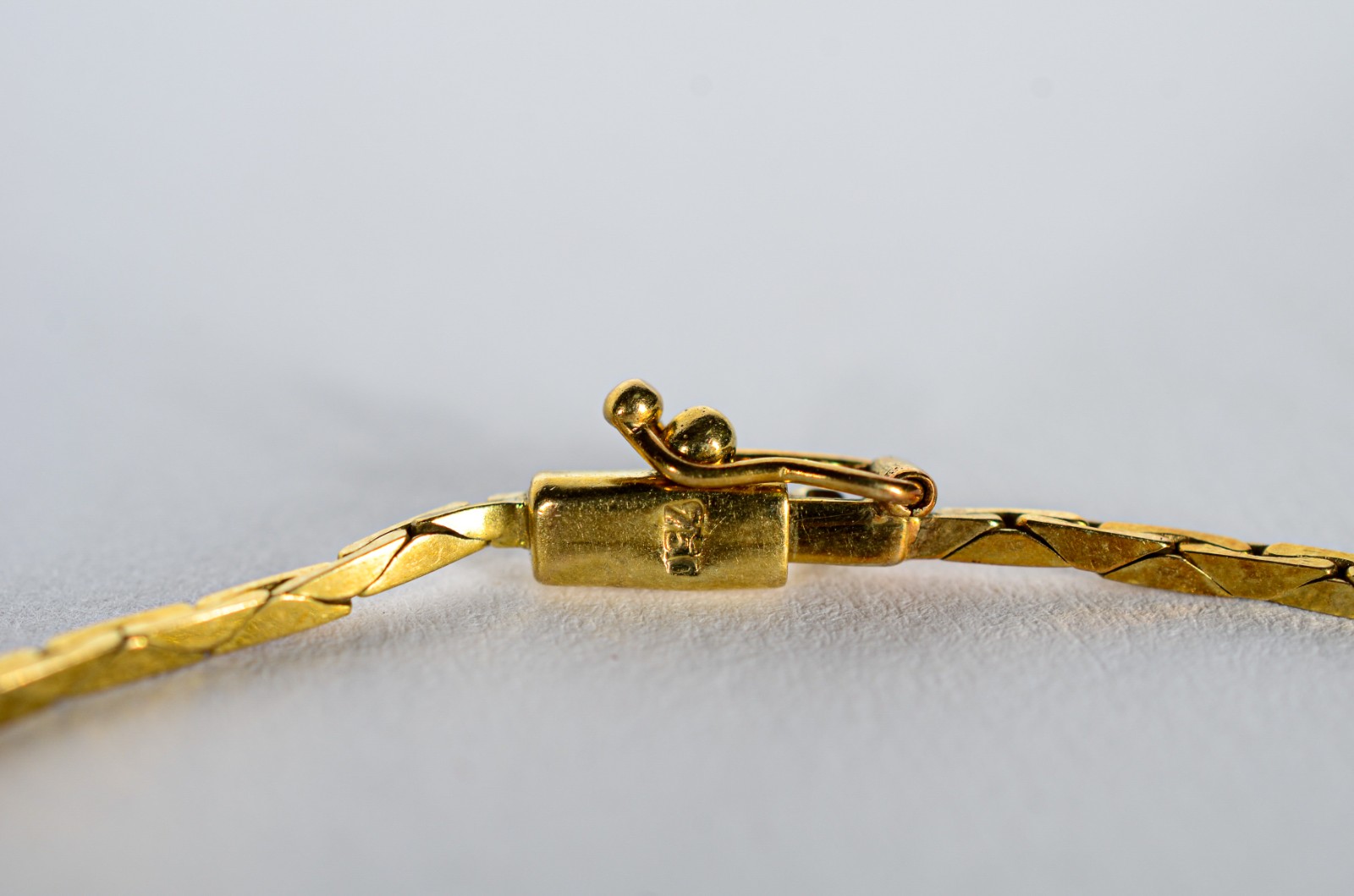Pulseira de ouro 18k., com mini brilhantes. (Por motivos de segurança... - foto 3 de 4