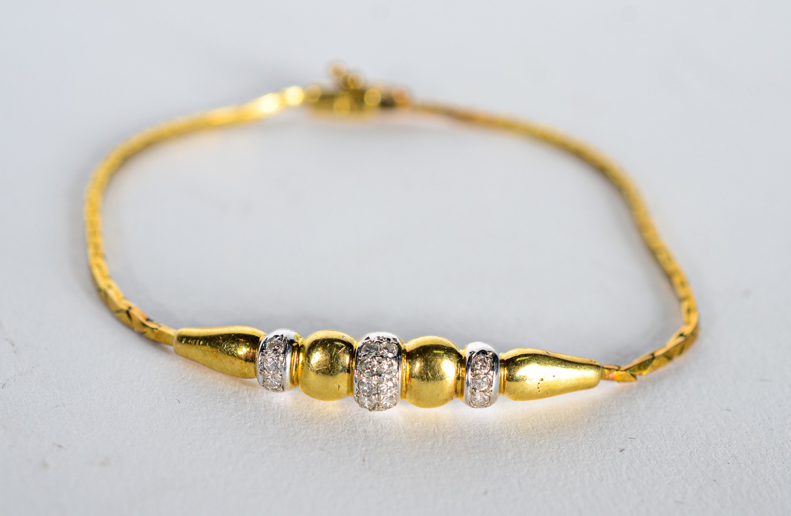 Pulseira de ouro 18k., com mini brilhantes. (Por motivos de segurança... - foto 4 de 4