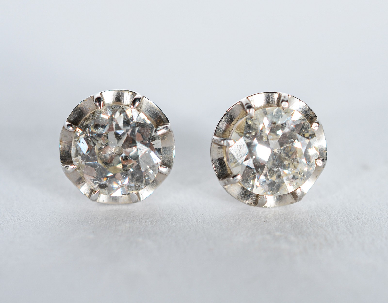 Par de brincos de platina com brilhante de 0,90 ct cada (pequenas... - foto 1 de 4