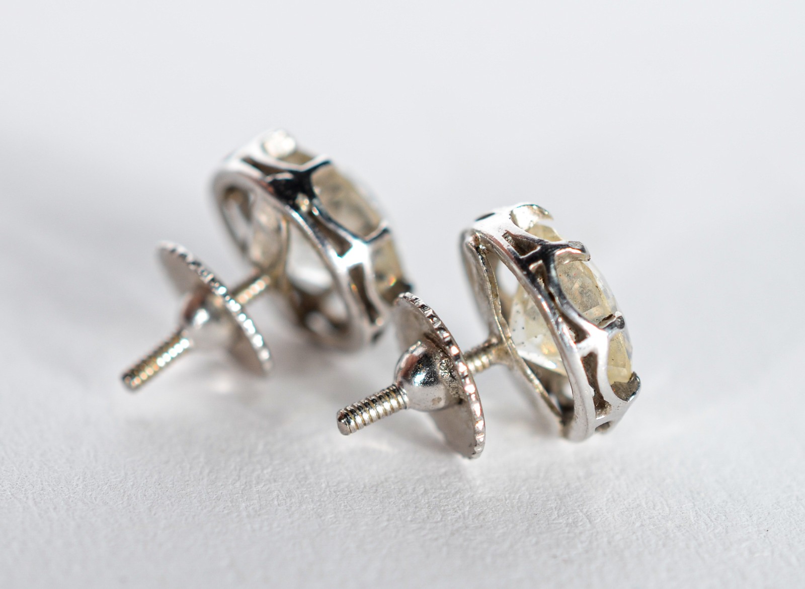 Par de brincos de platina com brilhante de 0,90 ct cada (pequenas... - foto 2 de 4
