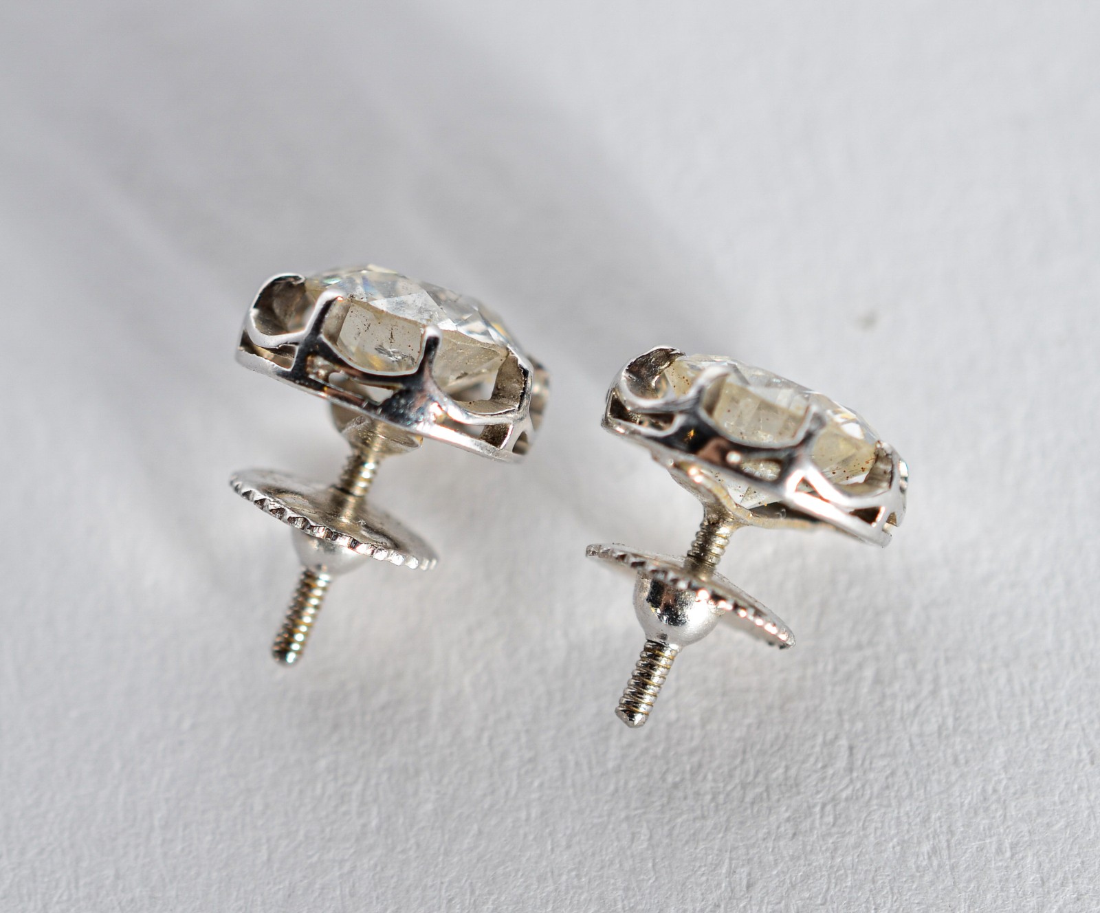 Par de brincos de platina com brilhante de 0,90 ct cada (pequenas... - foto 3 de 4