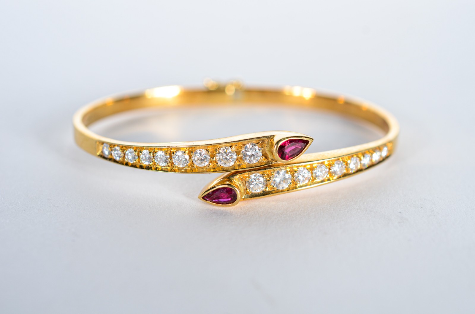 Pulseira de ouro 18 k., com brilhantes e duas pedras vermelhas. (Por... - foto 1 de 7