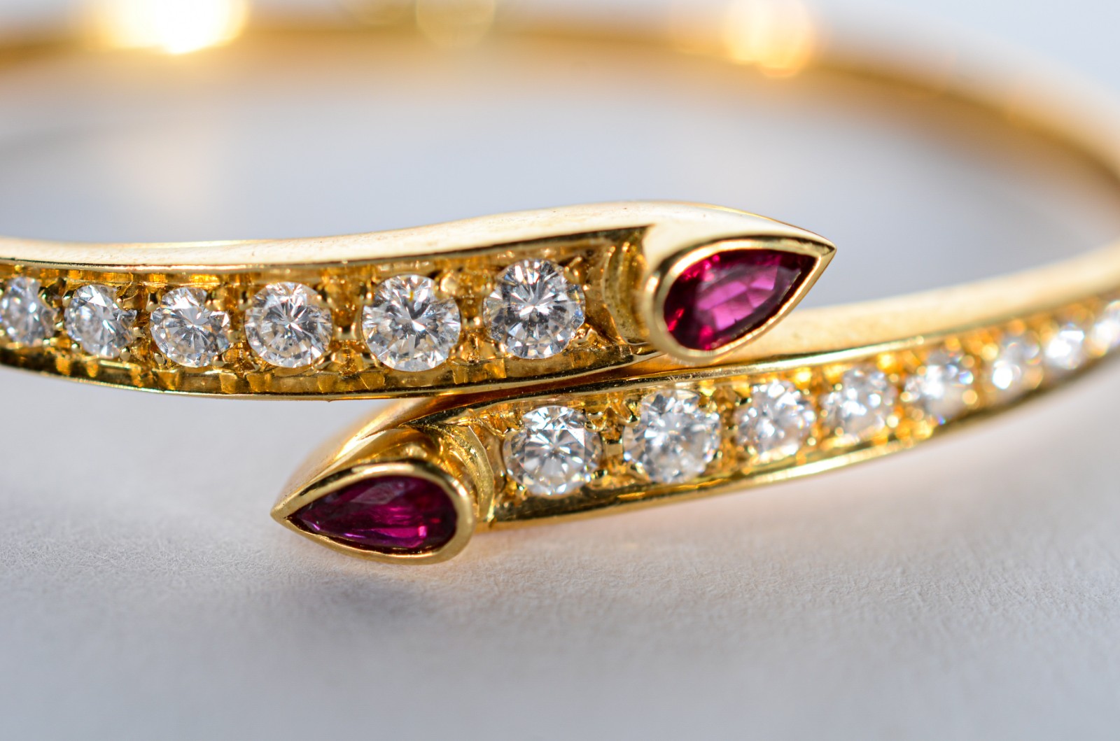 Pulseira de ouro 18 k., com brilhantes e duas pedras vermelhas. (Por... - foto 2 de 7