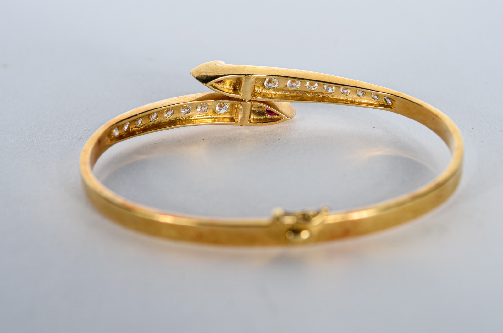 Pulseira de ouro 18 k., com brilhantes e duas pedras vermelhas. (Por... - foto 3 de 7