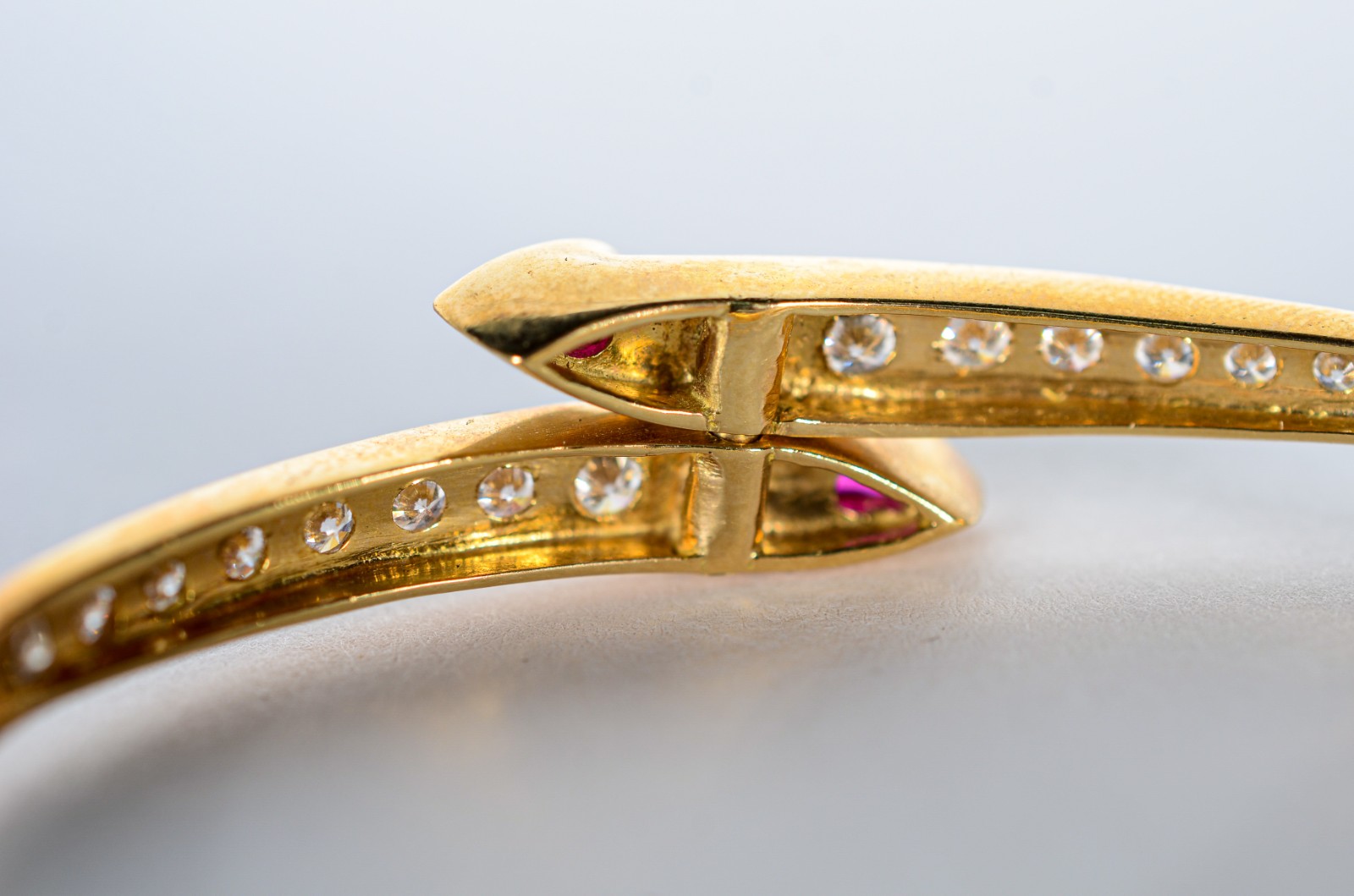 Pulseira de ouro 18 k., com brilhantes e duas pedras vermelhas. (Por... - foto 4 de 7