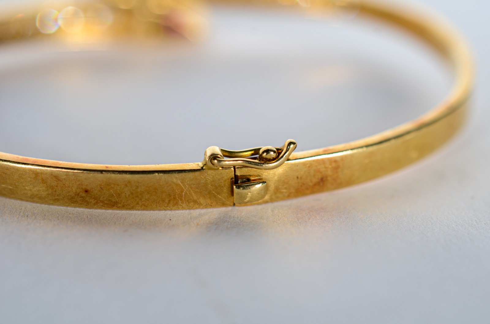 Pulseira de ouro 18 k., com brilhantes e duas pedras vermelhas. (Por... - foto 5 de 7
