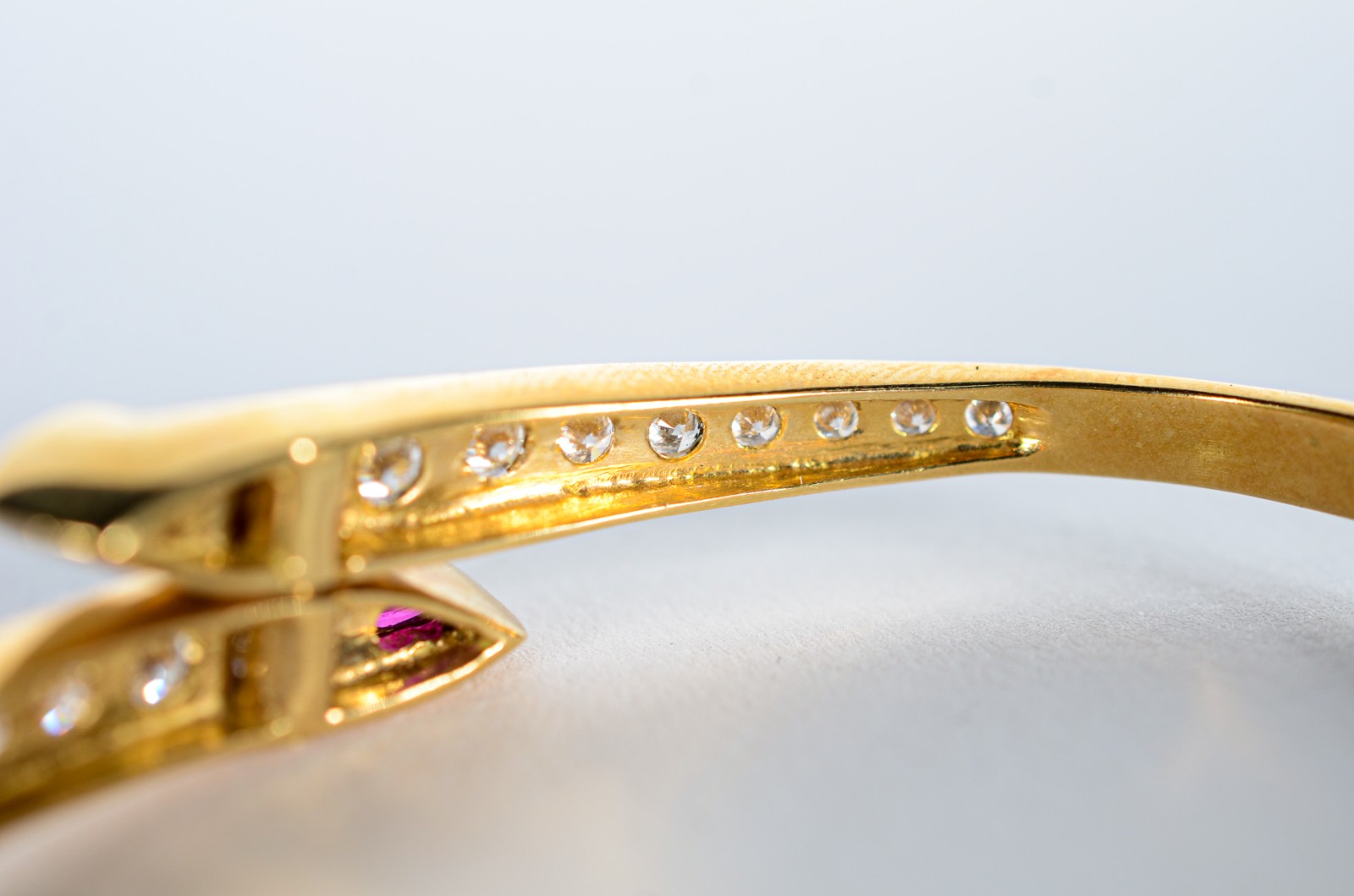 Pulseira de ouro 18 k., com brilhantes e duas pedras vermelhas. (Por... - foto 6 de 7