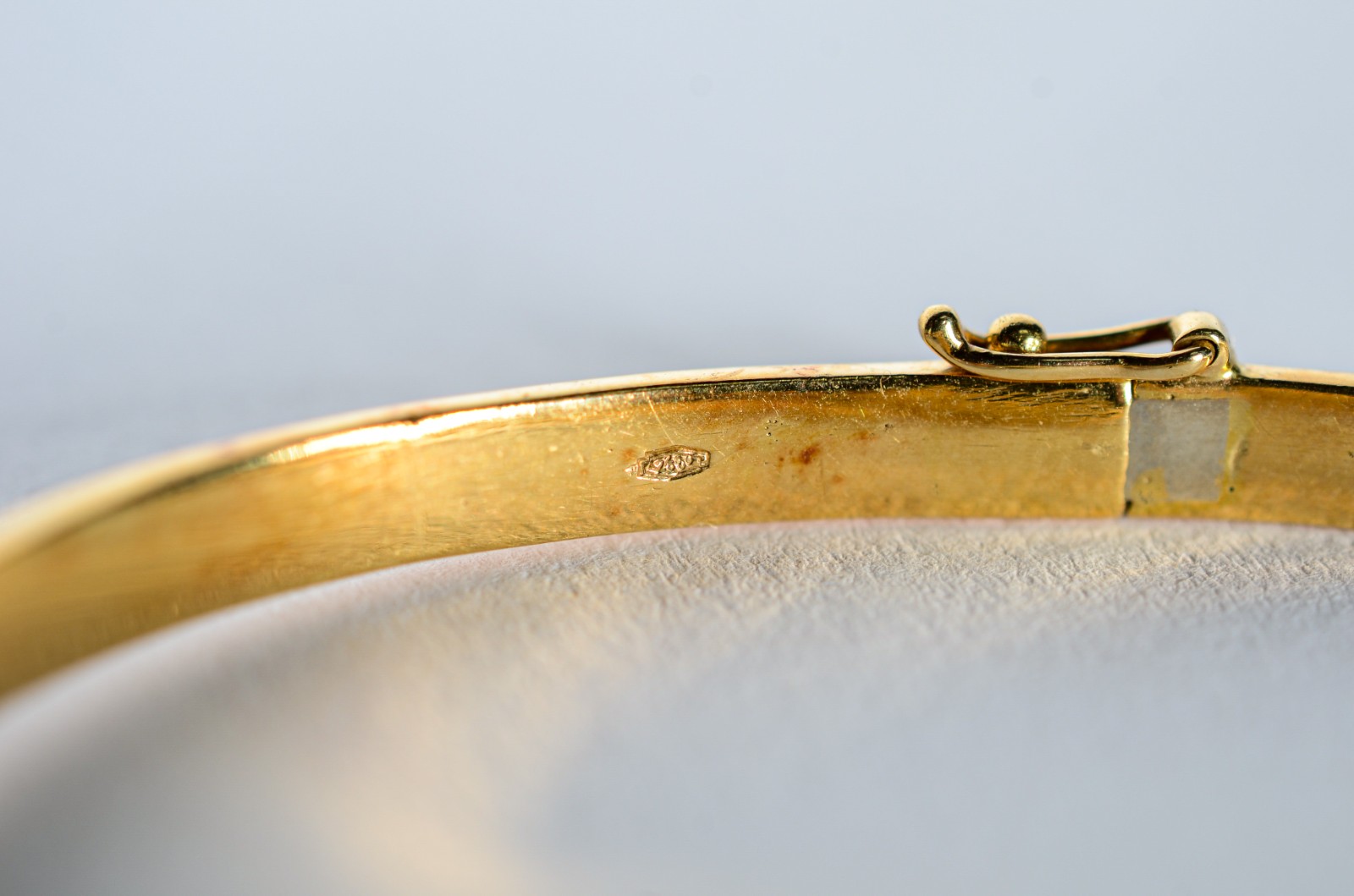 Pulseira de ouro 18 k., com brilhantes e duas pedras vermelhas. (Por... - foto 7 de 7