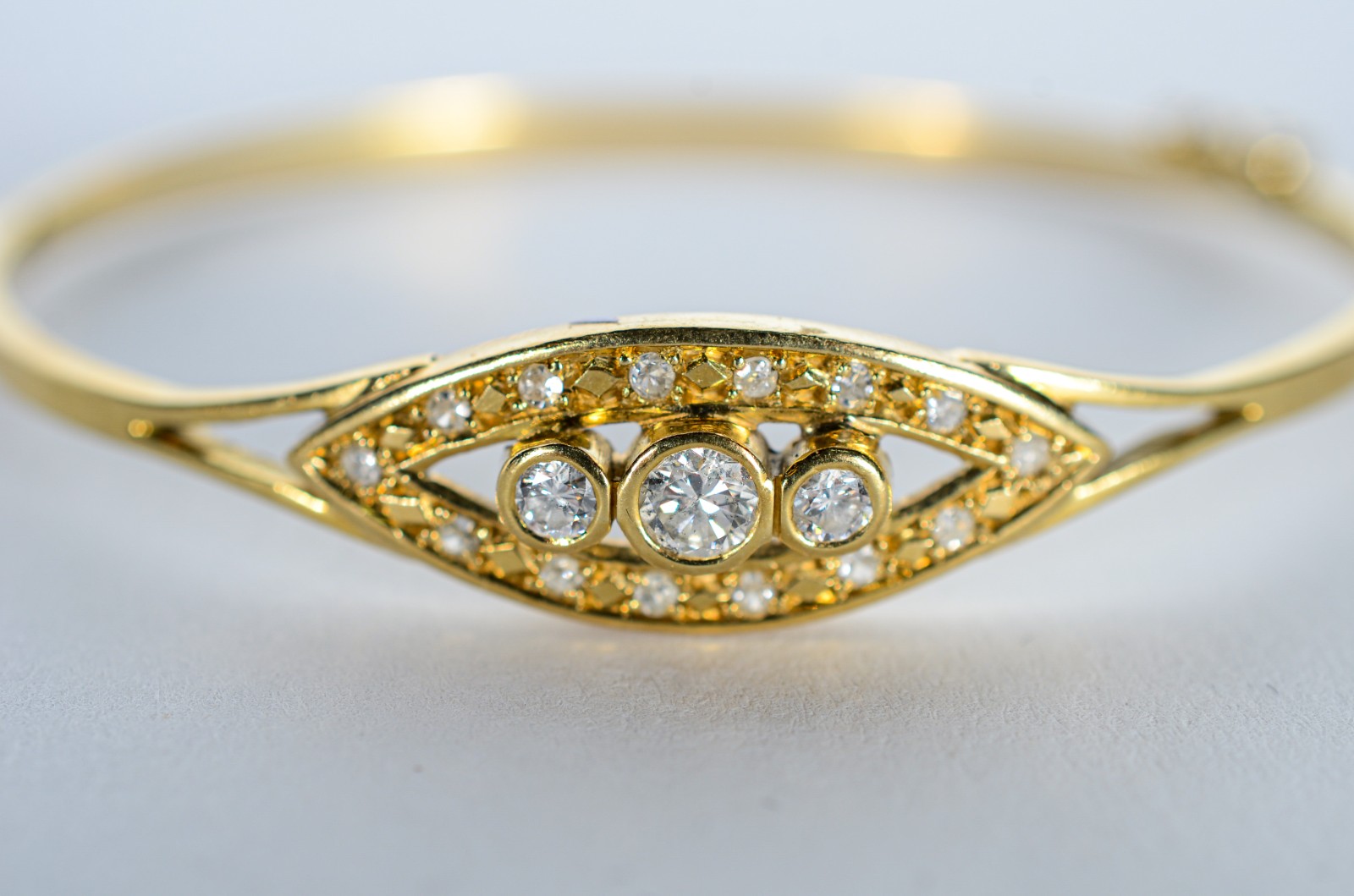 Pulseira de ouro 18 k., feitio "escrava" com brilhantes. (Por motivos... - foto 1 de 6