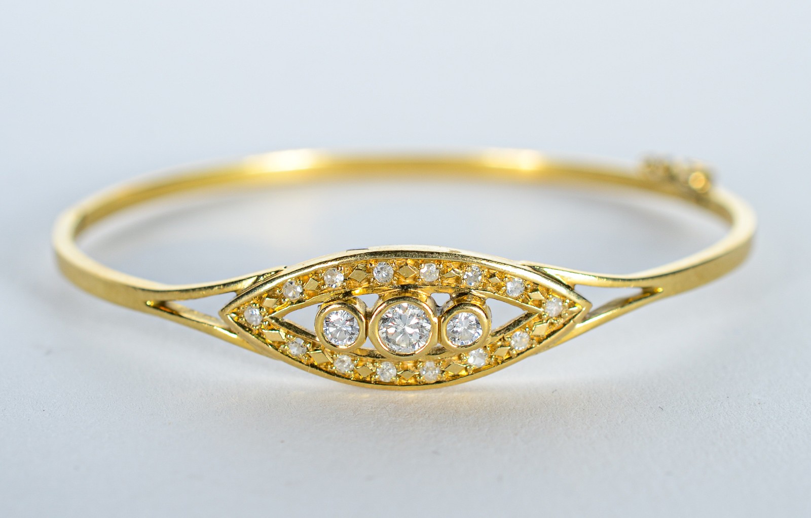 Pulseira de ouro 18 k., feitio "escrava" com brilhantes. (Por motivos... - foto 2 de 6