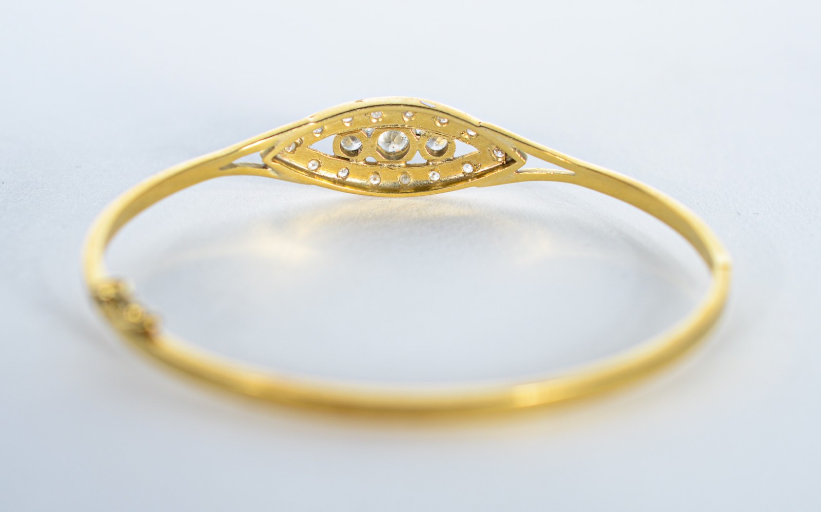 Pulseira de ouro 18 k., feitio "escrava" com brilhantes. (Por motivos... - foto 3 de 6