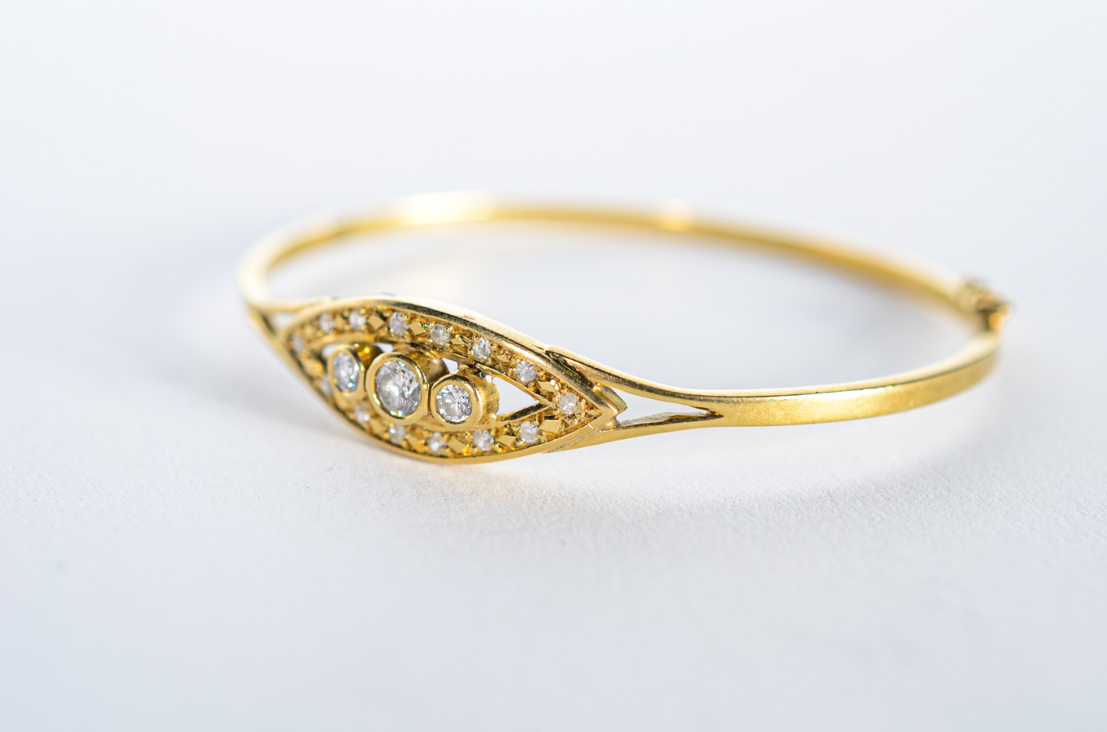 Pulseira de ouro 18 k., feitio "escrava" com brilhantes. (Por motivos... - foto 4 de 6