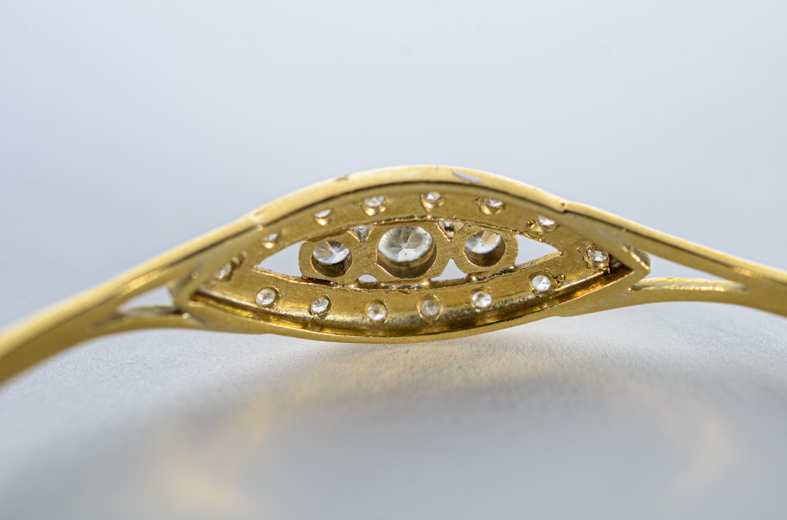 Pulseira de ouro 18 k., feitio "escrava" com brilhantes. (Por motivos... - foto 5 de 6